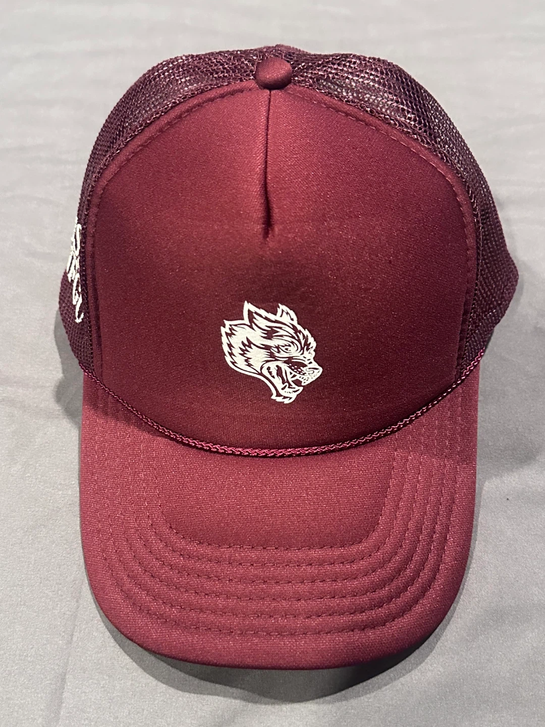 darc sport Wolf head NFGU, maroon trucker hat