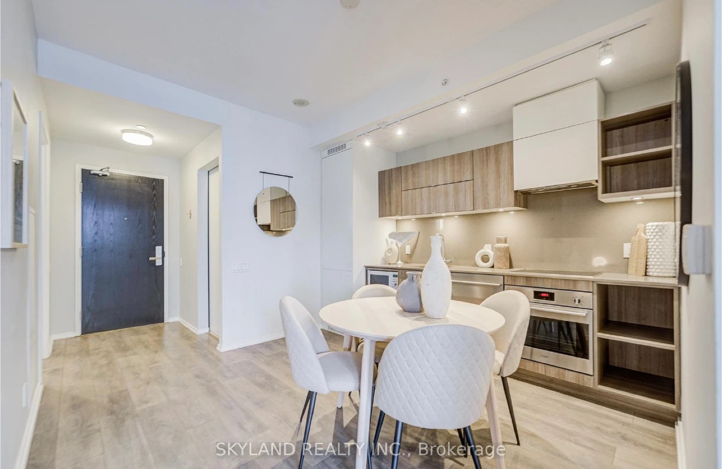 3 Bed | 2 Bath New Unit in Toronto - photo 2