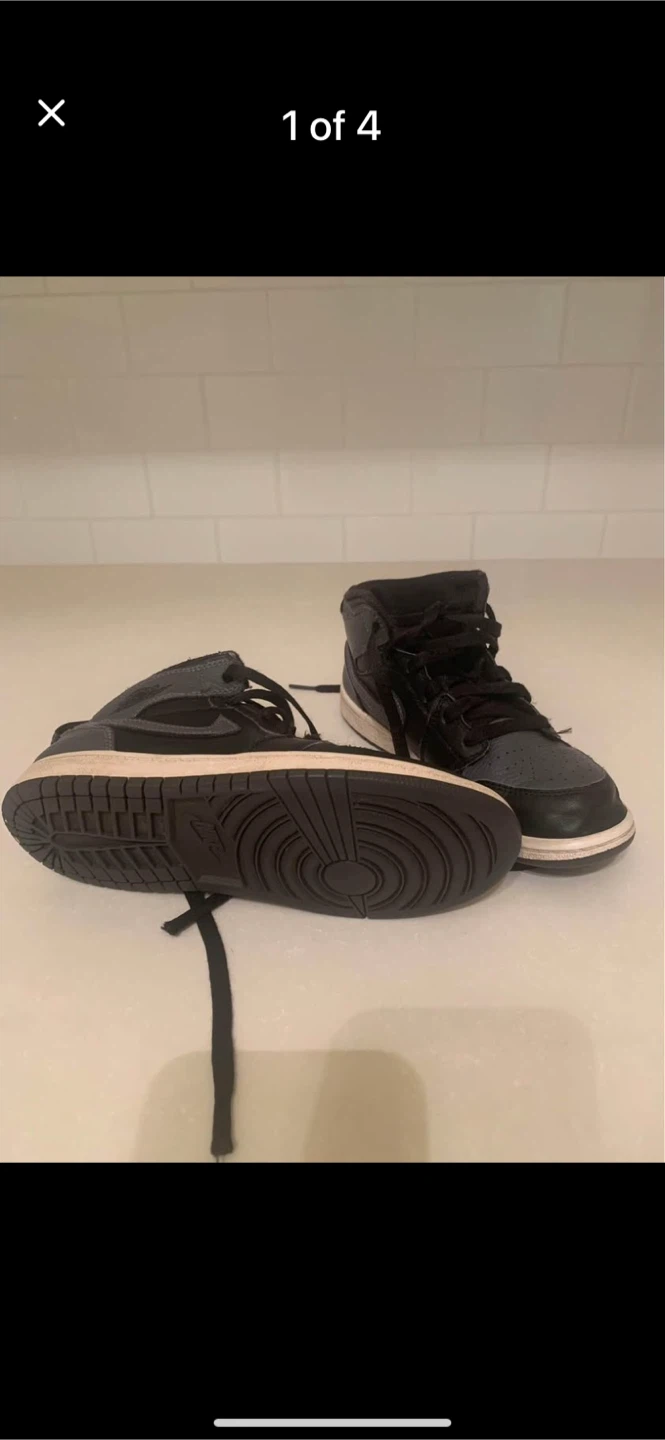 Air Jordan 1 Mid SE Youth Sneakers