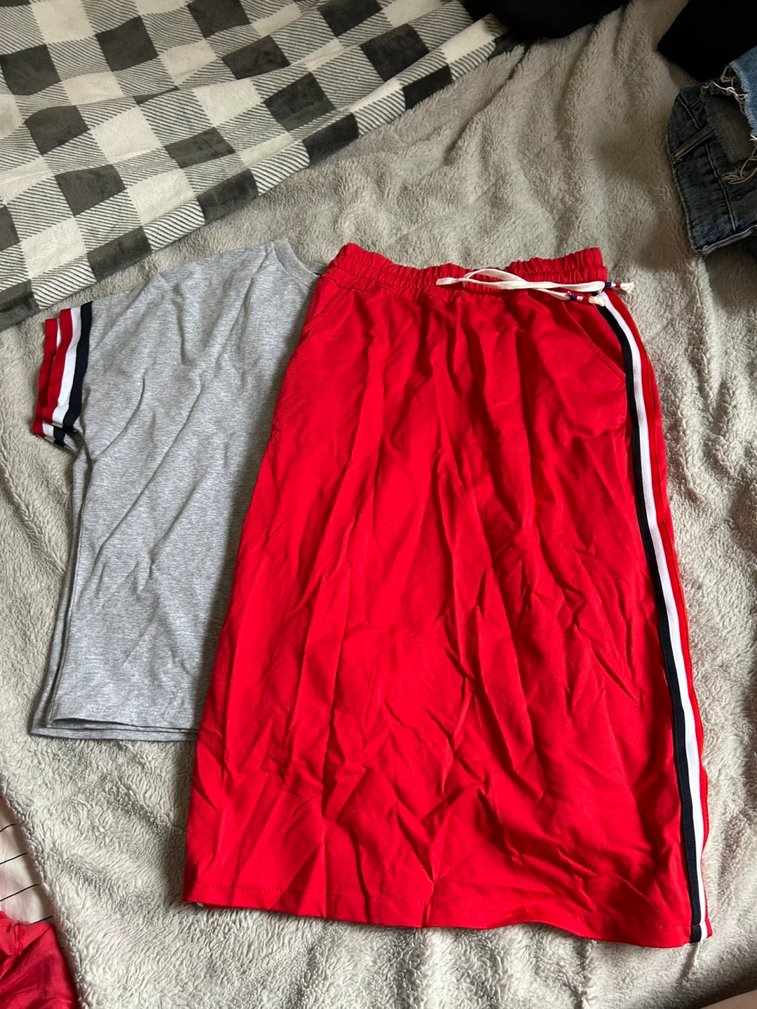 Grey T-shirt with striped sleeves and red skirt - photo 2