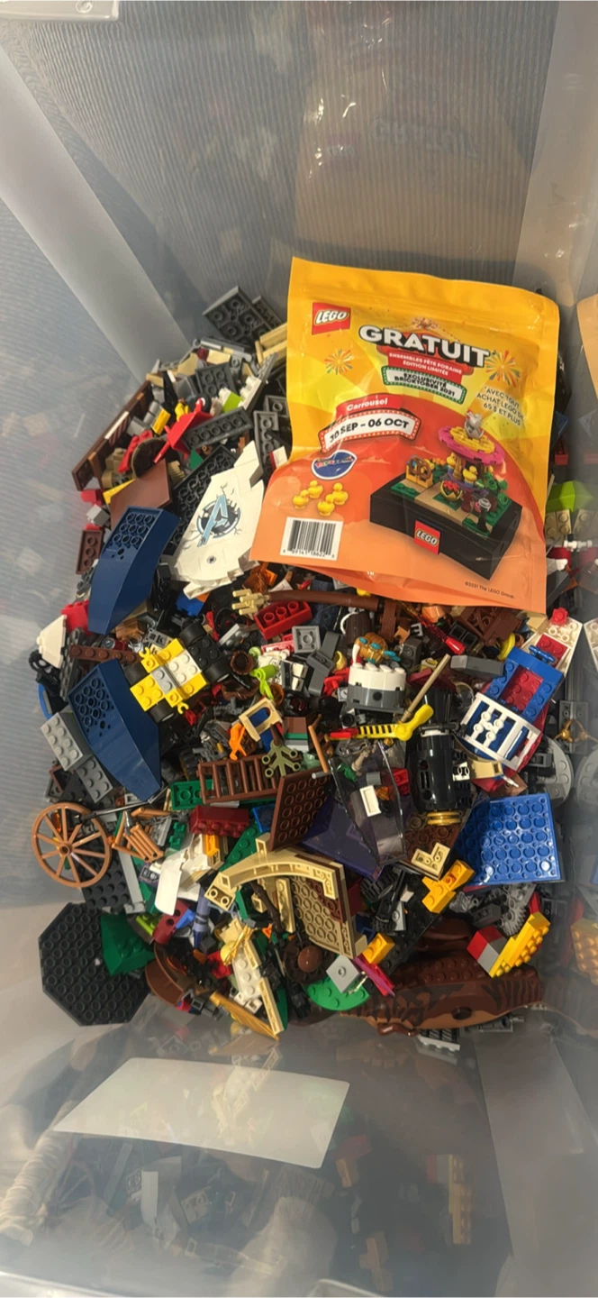 Miscellaneous box of Legos - photo 2