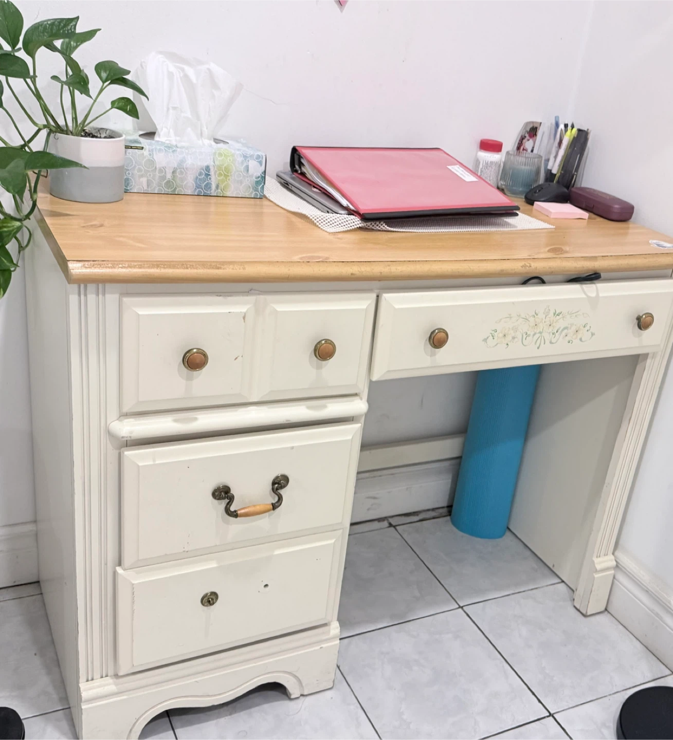 White and wood writing desk with drawers - photo 2