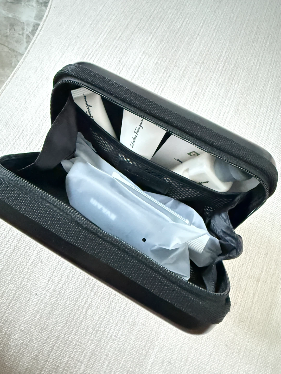 Salvatore Ferragamo Travel Amenity Kit - photo 3