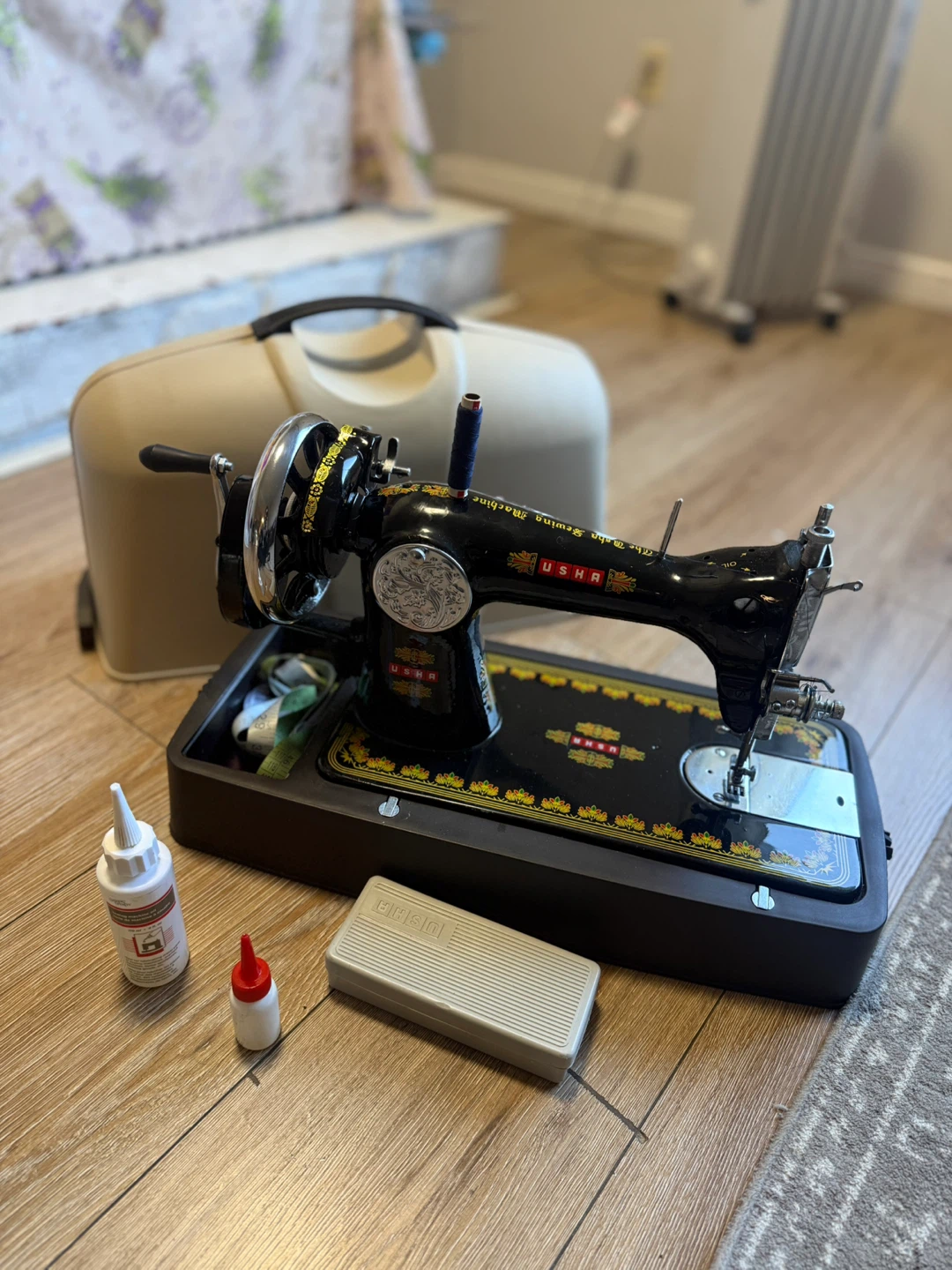 USHA Black Sewing Machine with Carrying Case - photo 2