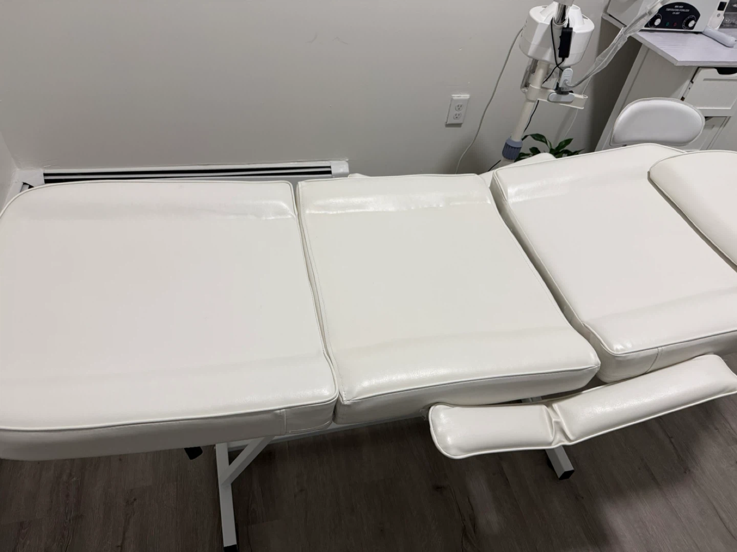 White Adjustable Facial Bed - photo 2
