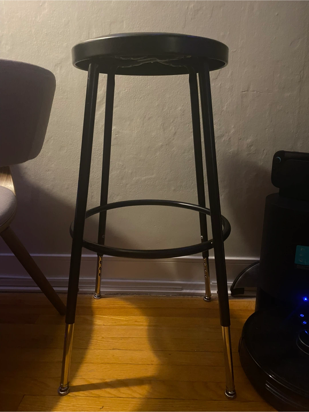 Adjustable shop stool