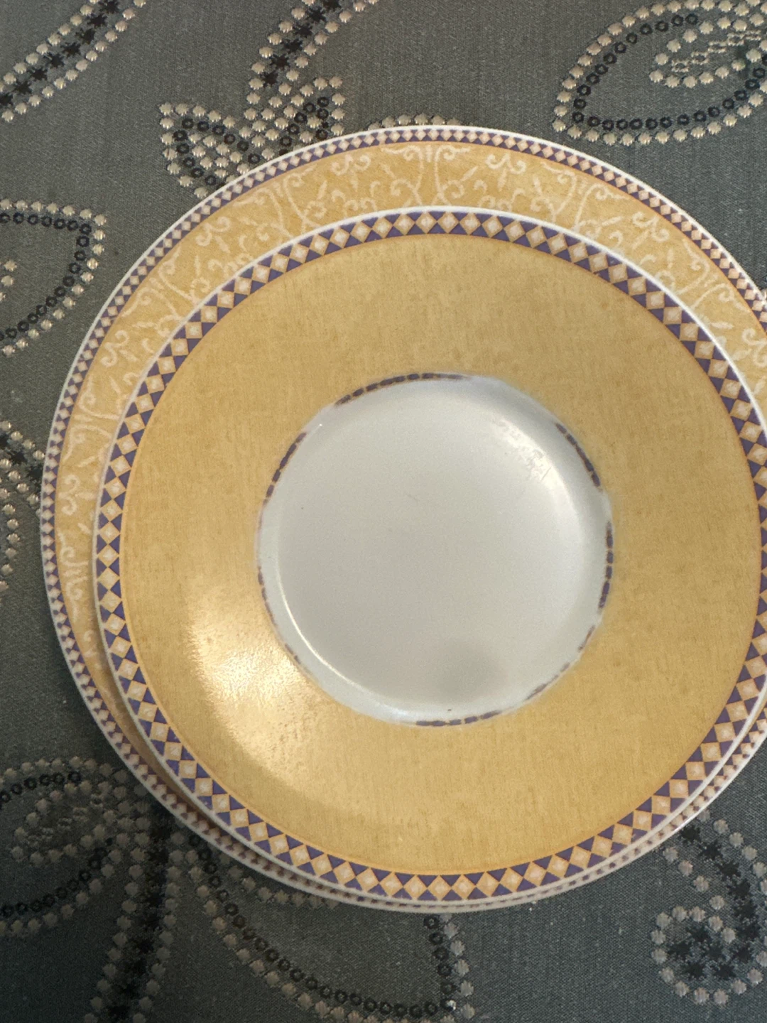 🏆Set of 4 Yellow and Purple Rimmed Dinner🏆 Plates