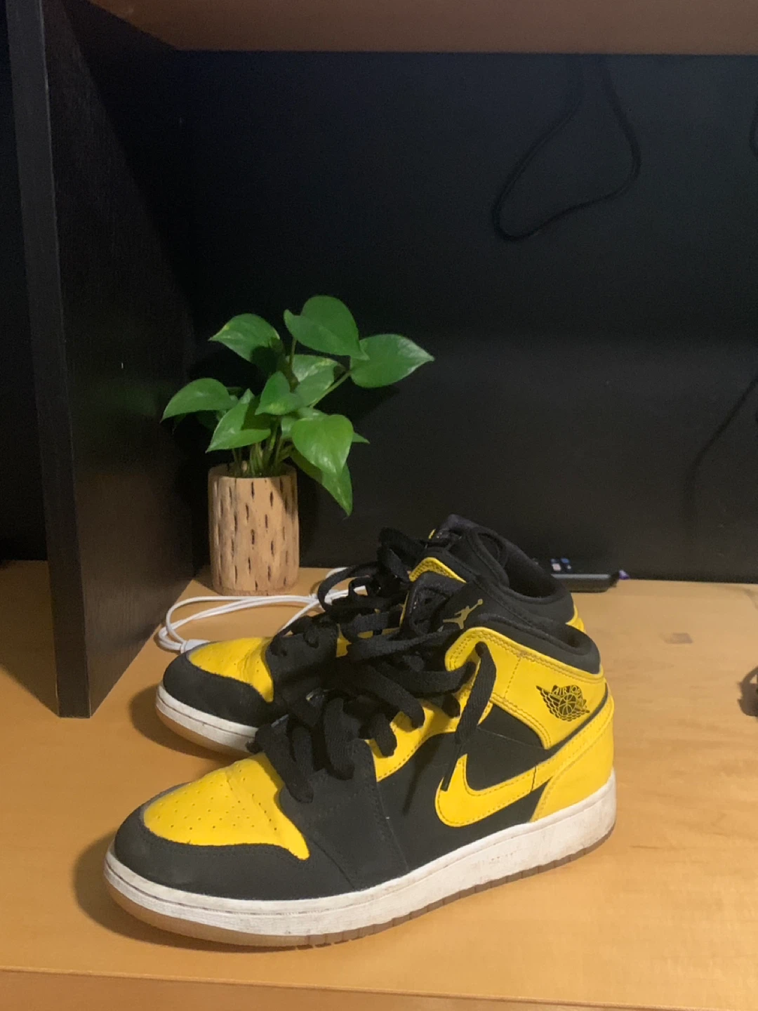 Air Jordan 1 Mid SE Yellow Black Sneakers