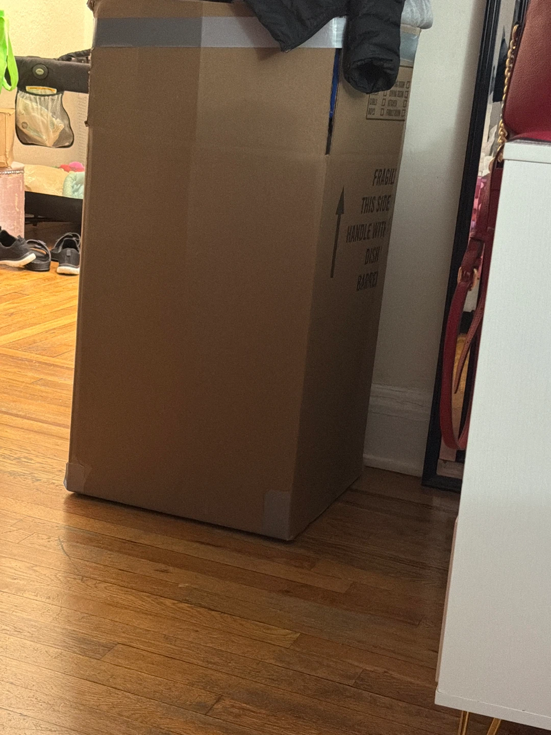 Caja de ropas de frío nueva y usada