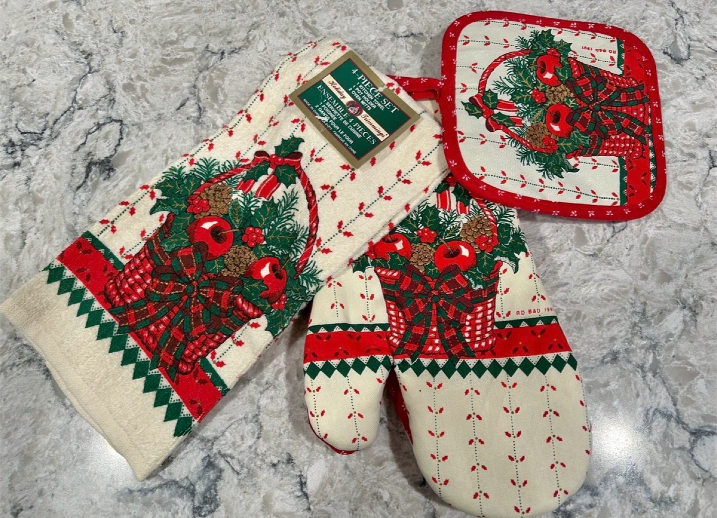 Holiday Trimmings 4-Piece Kitchen Set