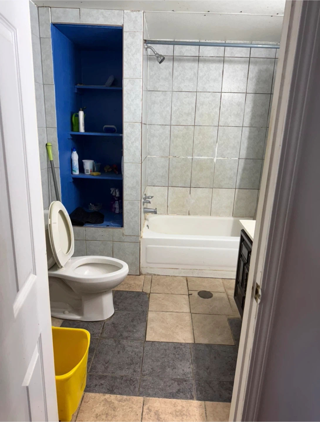 Shared basement- Room for rent in ottewell/ Capilano - photo 5