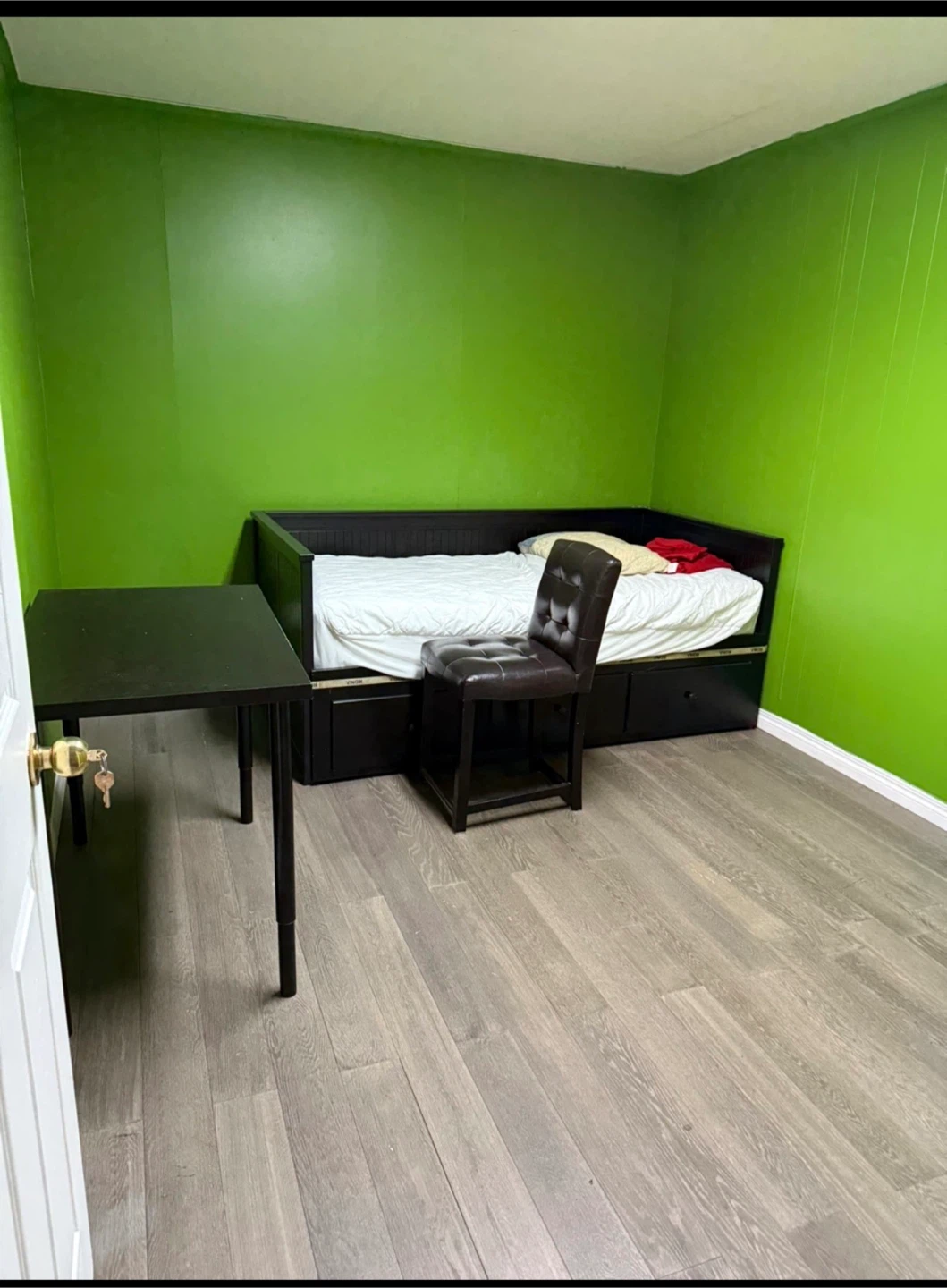 Shared basement- Room for rent in ottewell/ Capilano - photo 2