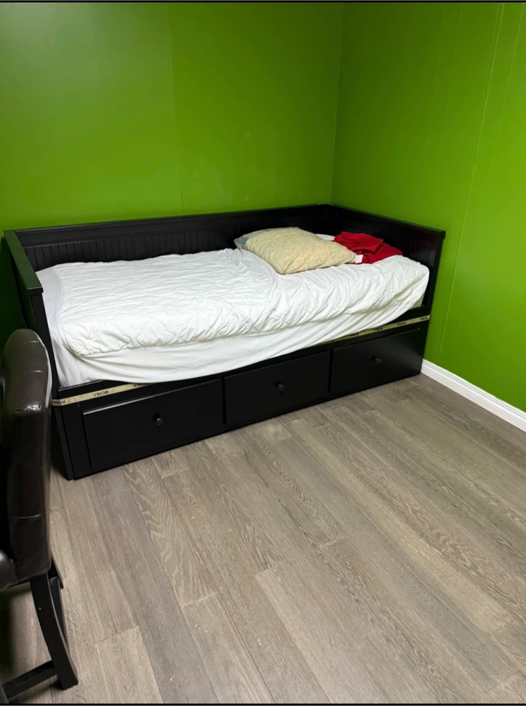 Shared basement- Room for rent in ottewell/ Capilano - photo 4