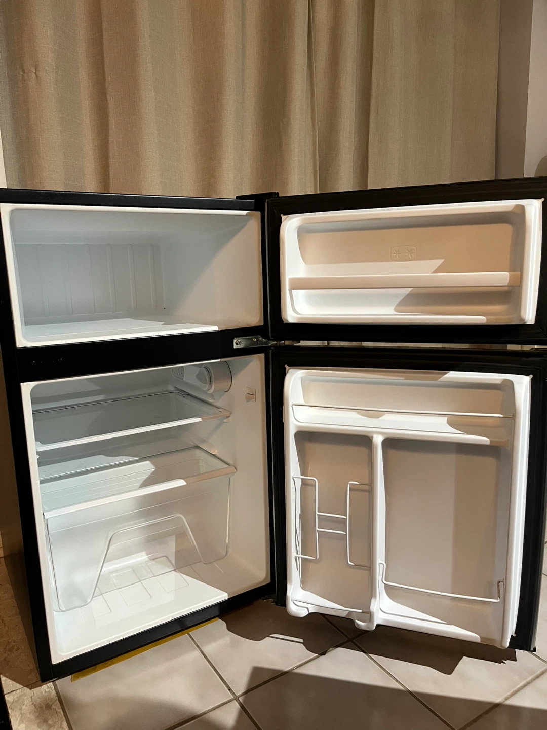 Whirlpool Mini Fridge 3.1 cu ft - photo 2