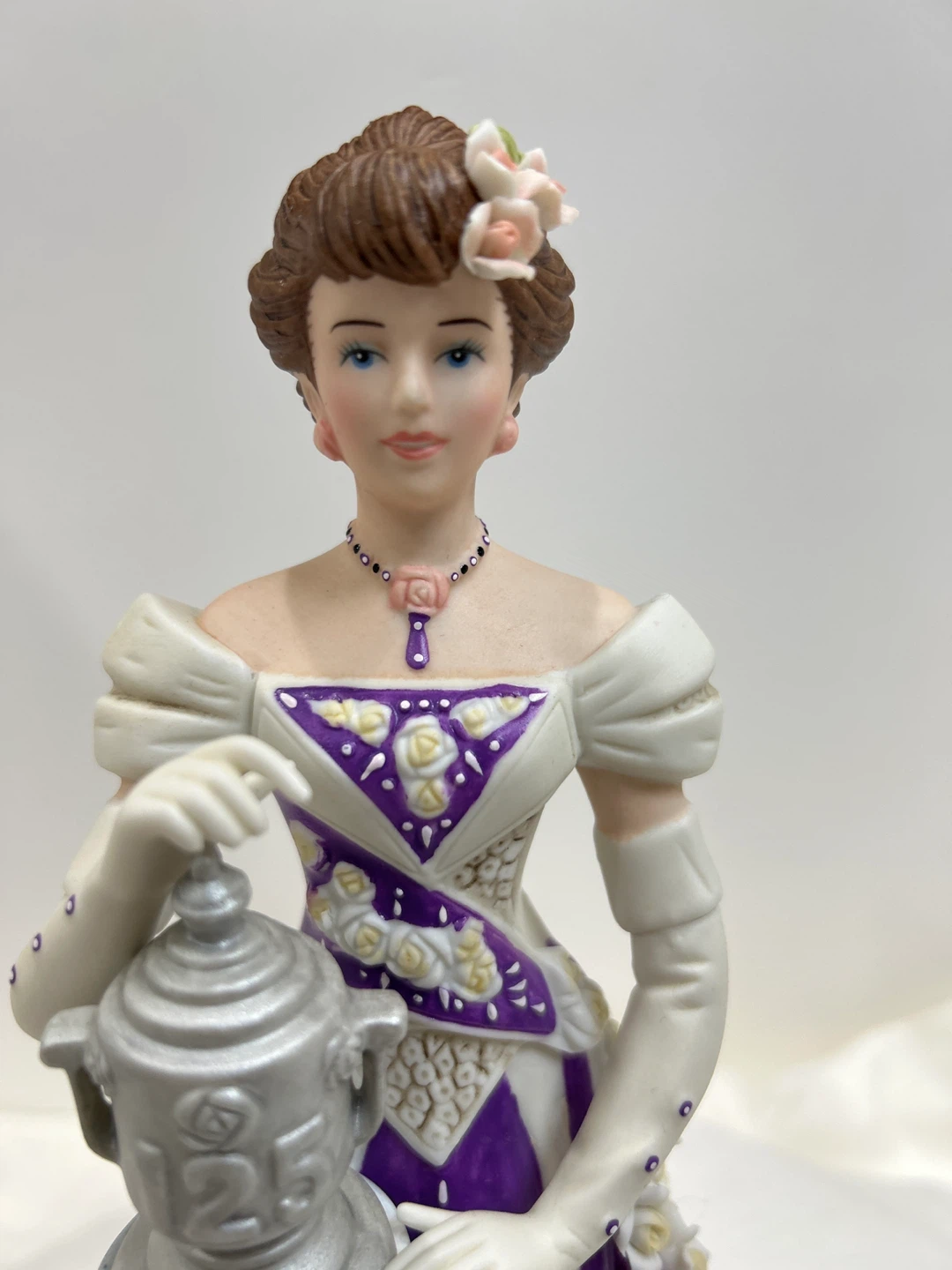 Avon 125 Years Commemorative Figurine 1886-2011 - photo 2