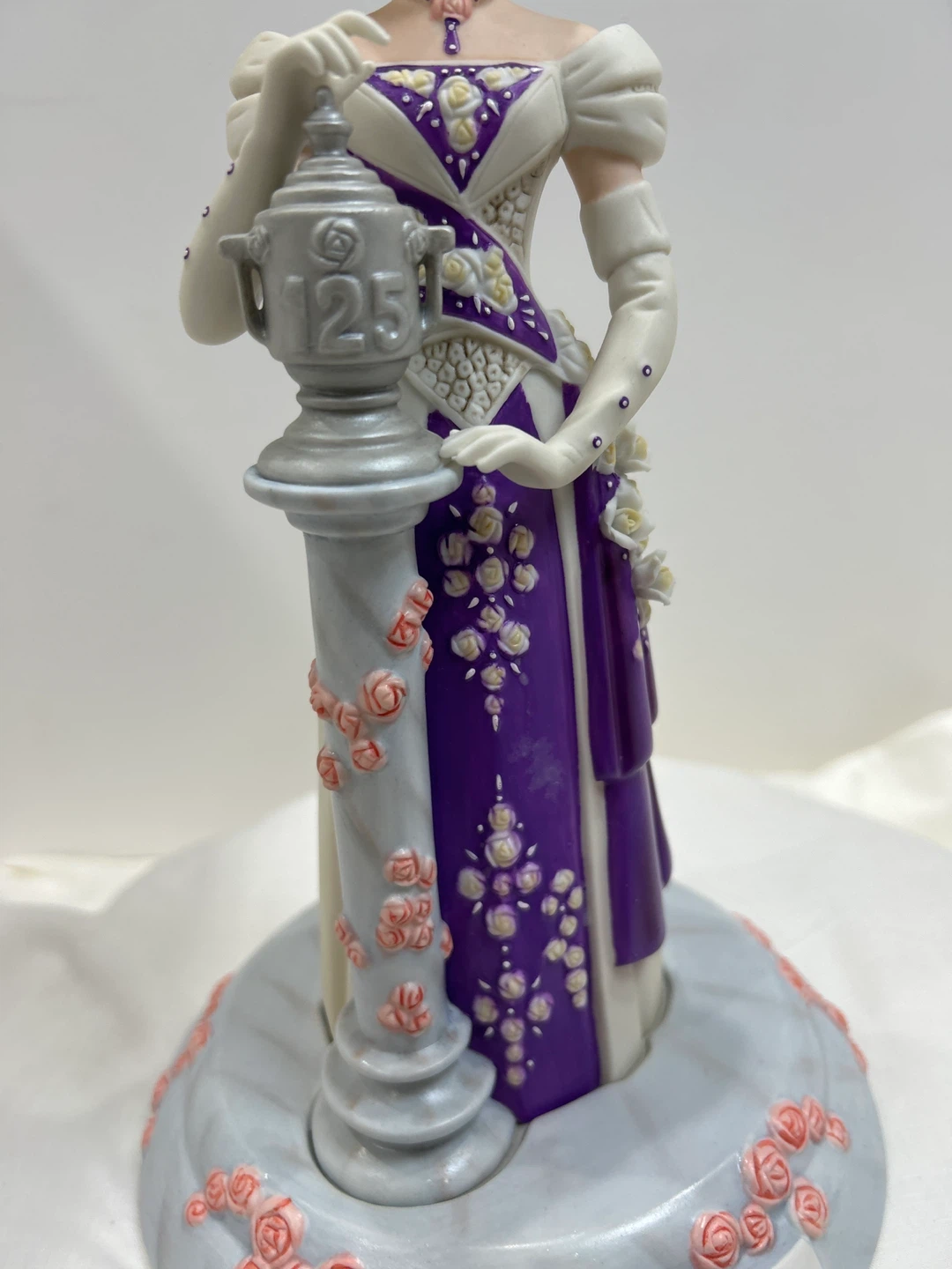 Avon 125 Years Commemorative Figurine 1886-2011 - photo 3