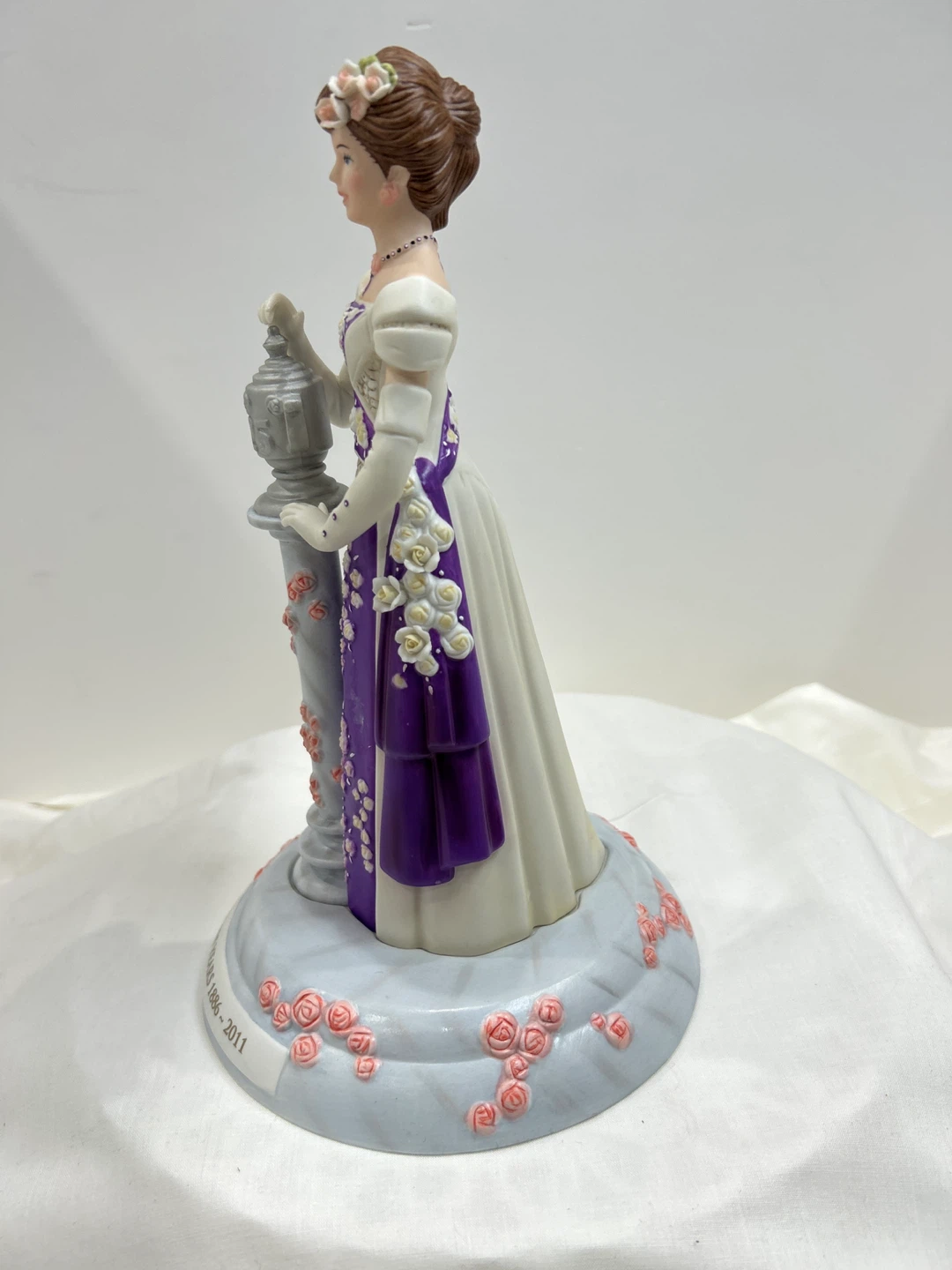 Avon 125 Years Commemorative Figurine 1886-2011 - photo 5