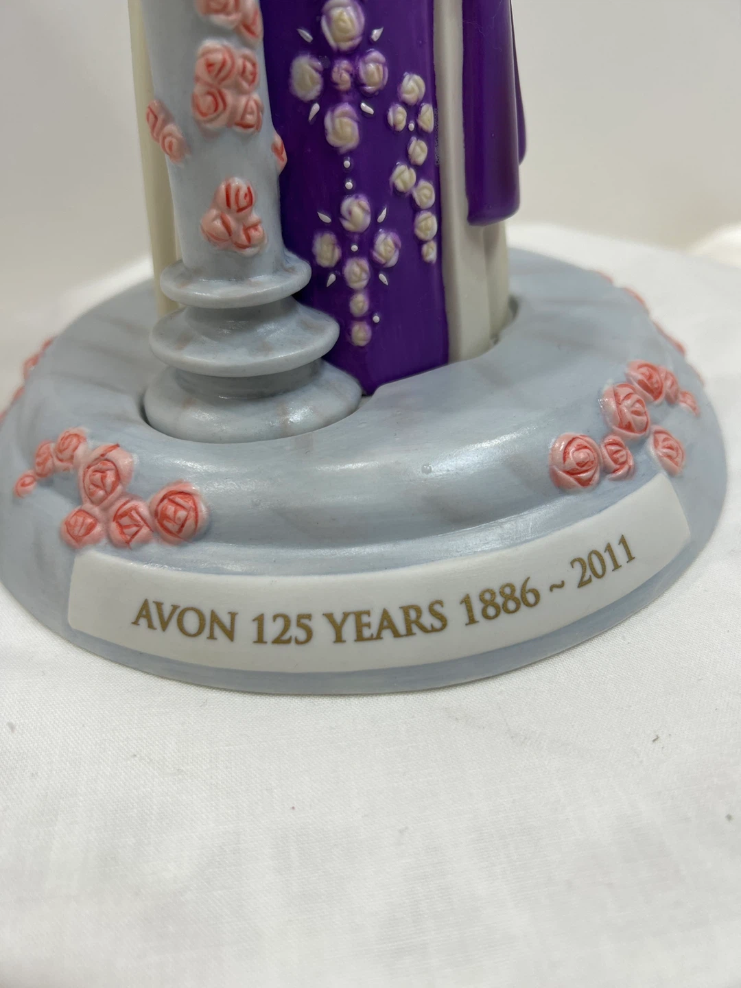 Avon 125 Years Commemorative Figurine 1886-2011 - photo 4