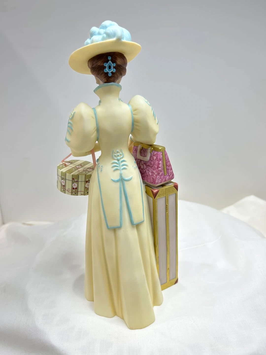 Vintage 2002 Avon  Mrs Albee award Lady with Luggage Figurine - photo 4