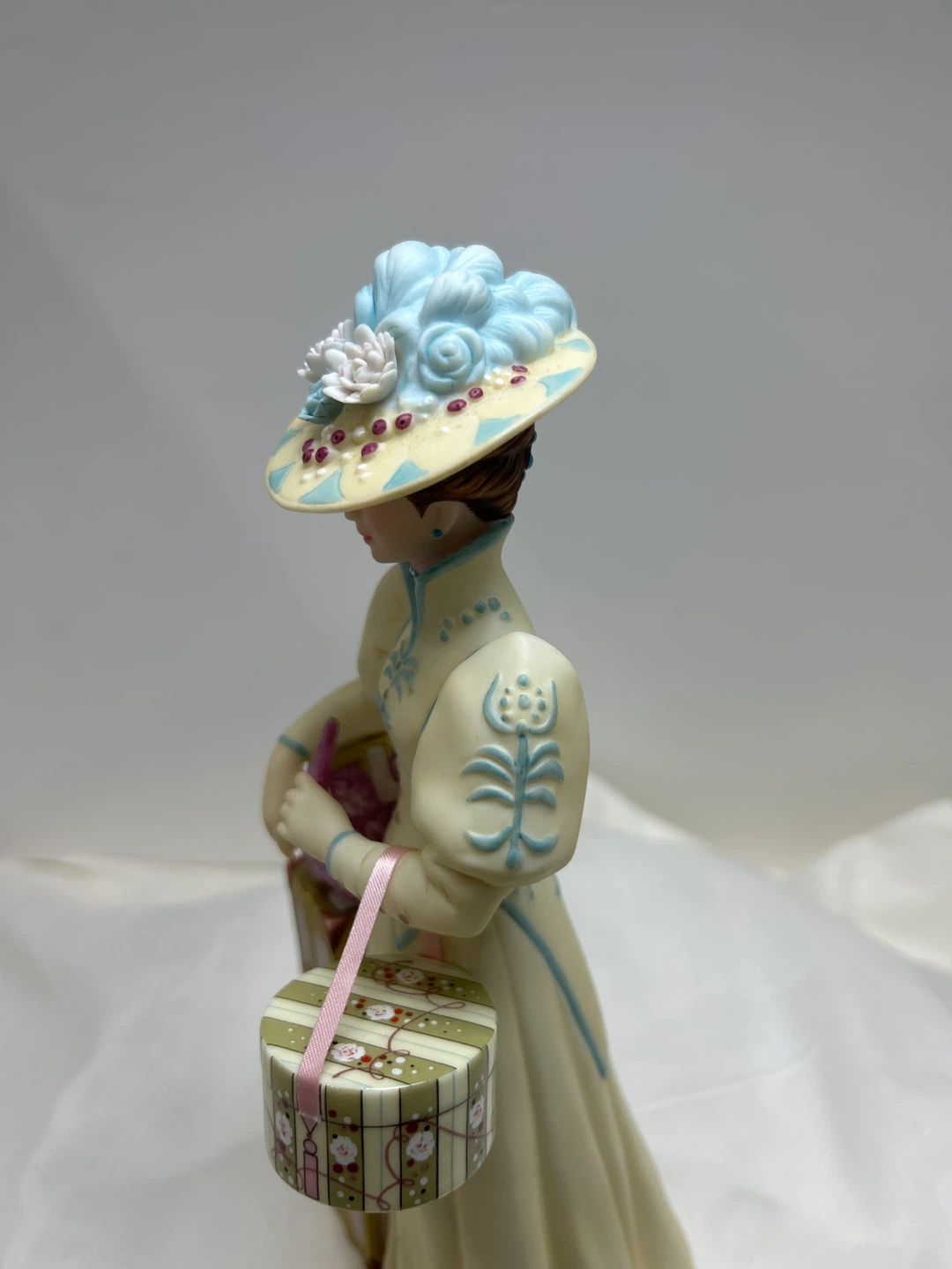 Vintage 2002 Avon  Mrs Albee award Lady with Luggage Figurine - photo 3