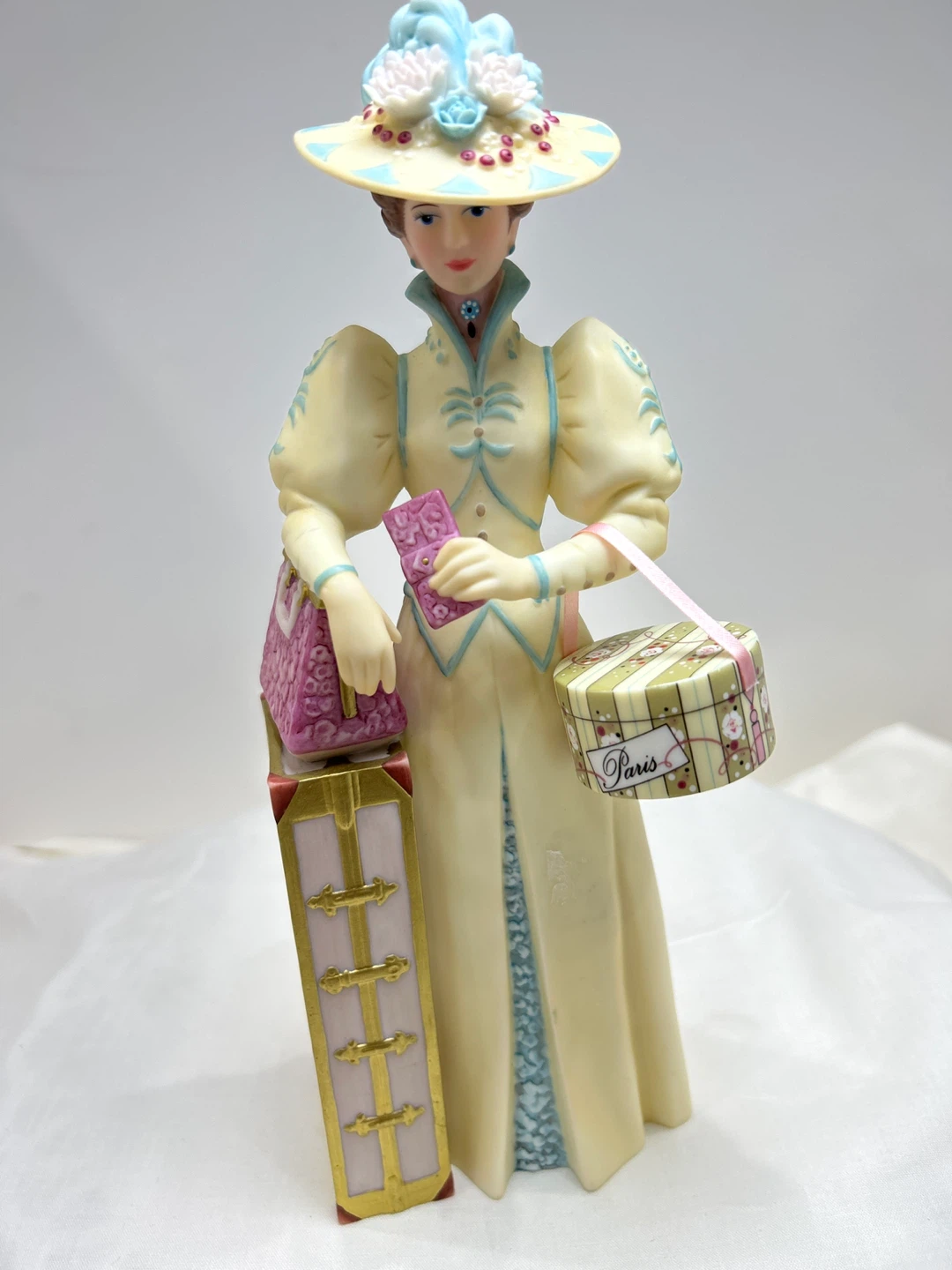Vintage 2002 Avon  Mrs Albee award Lady with Luggage Figurine - photo 2
