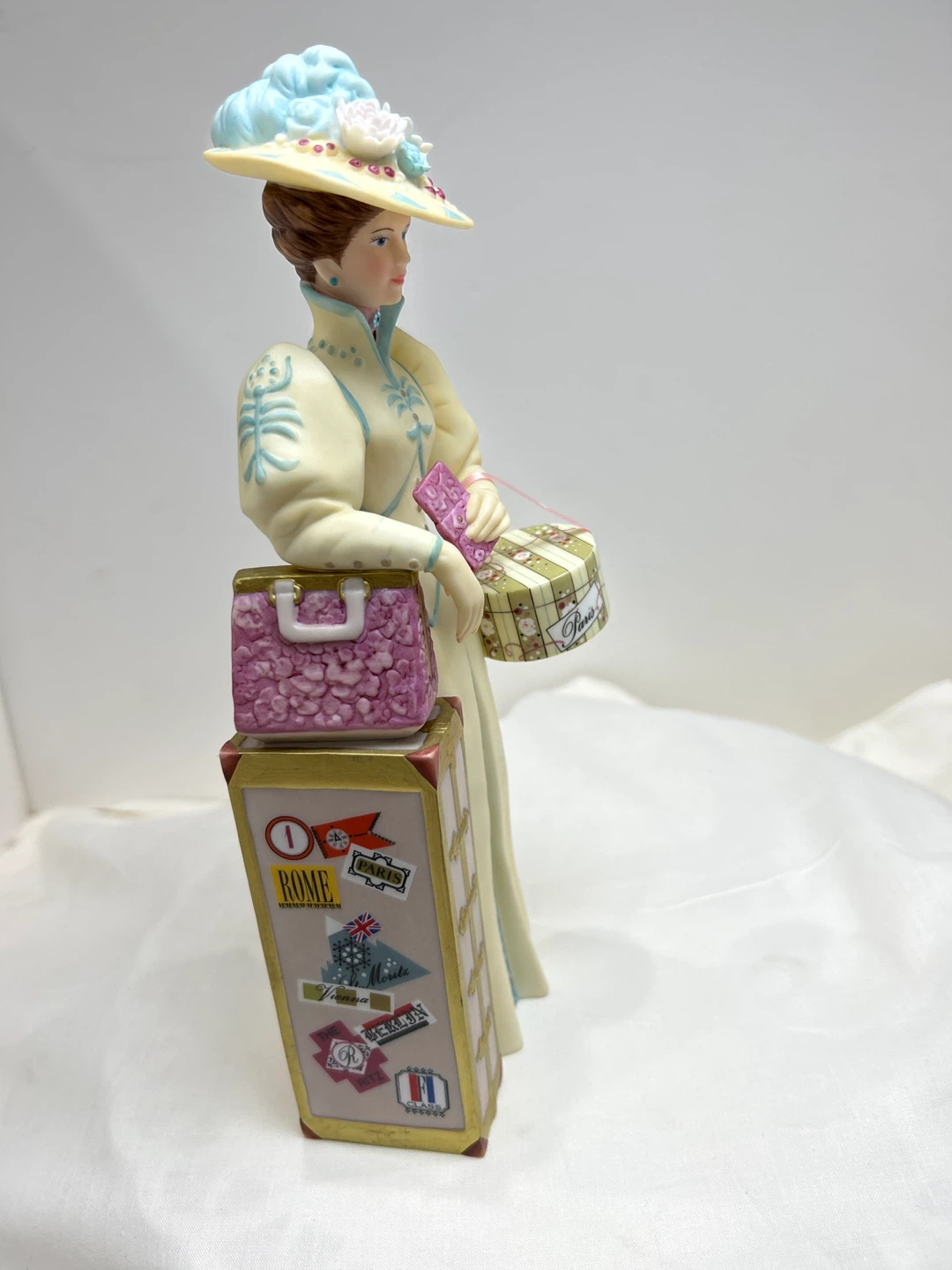 Vintage 2002 Avon  Mrs Albee award Lady with Luggage Figurine - photo 5
