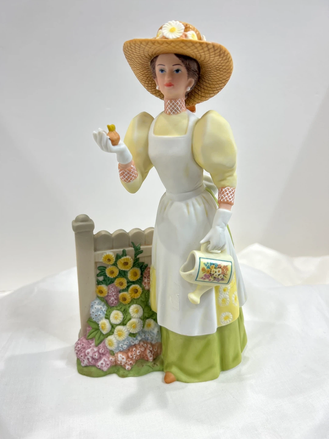 Vintage 2008  Avon Mrs Albee award  Figurine