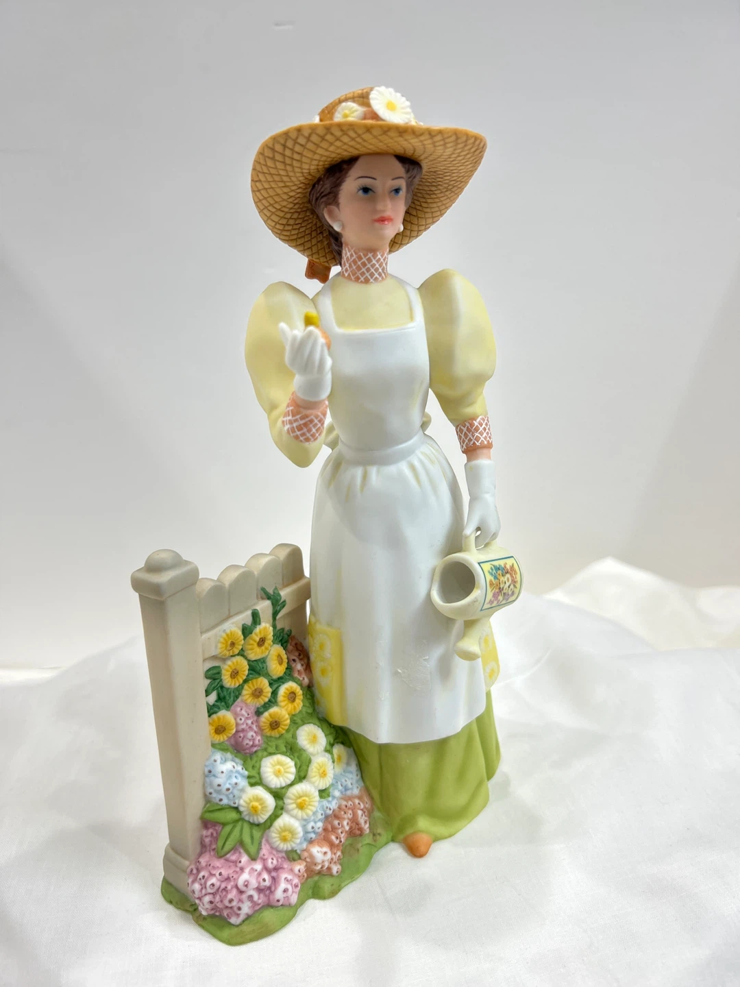 Vintage 2008  Avon Mrs Albee award  Figurine - photo 2