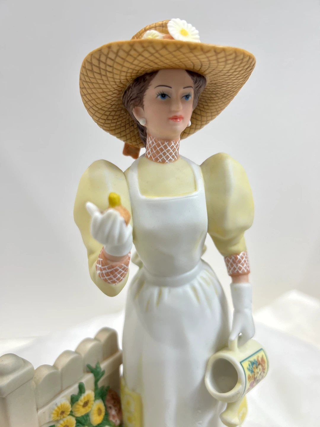 Vintage 2008  Avon Mrs Albee award  Figurine - photo 3