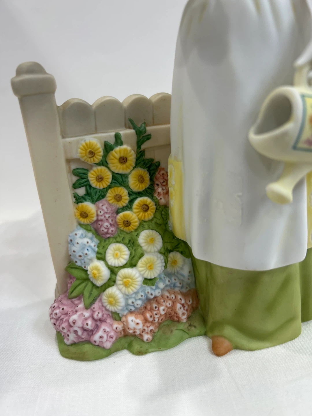 Vintage 2008  Avon Mrs Albee award  Figurine - photo 4
