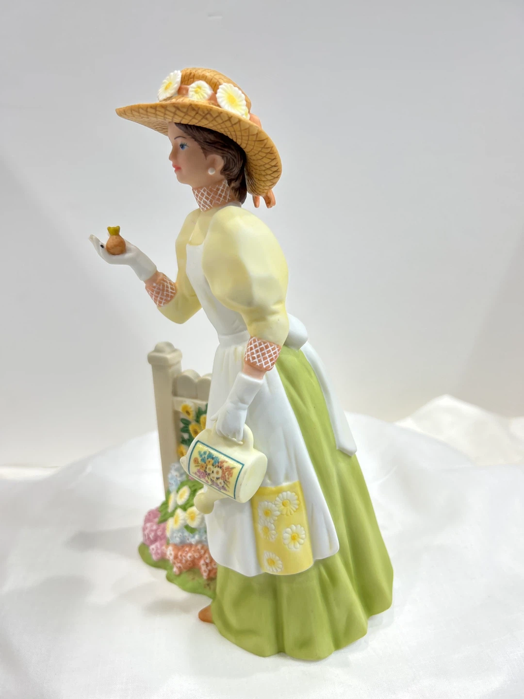 Vintage 2008  Avon Mrs Albee award  Figurine - photo 5