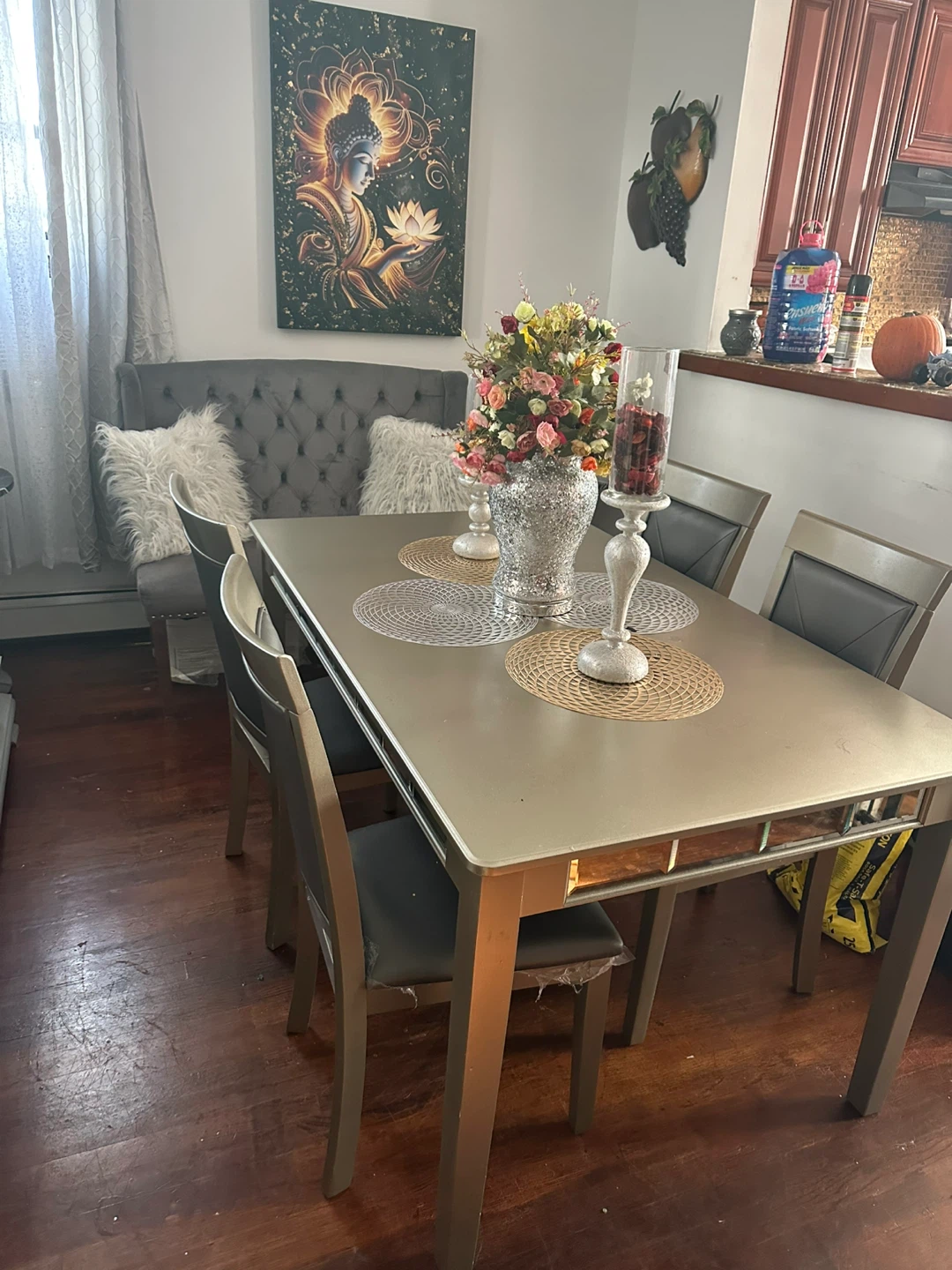 Juego de comedor ! Tufted Grey Loveseat with Decorative Pillows