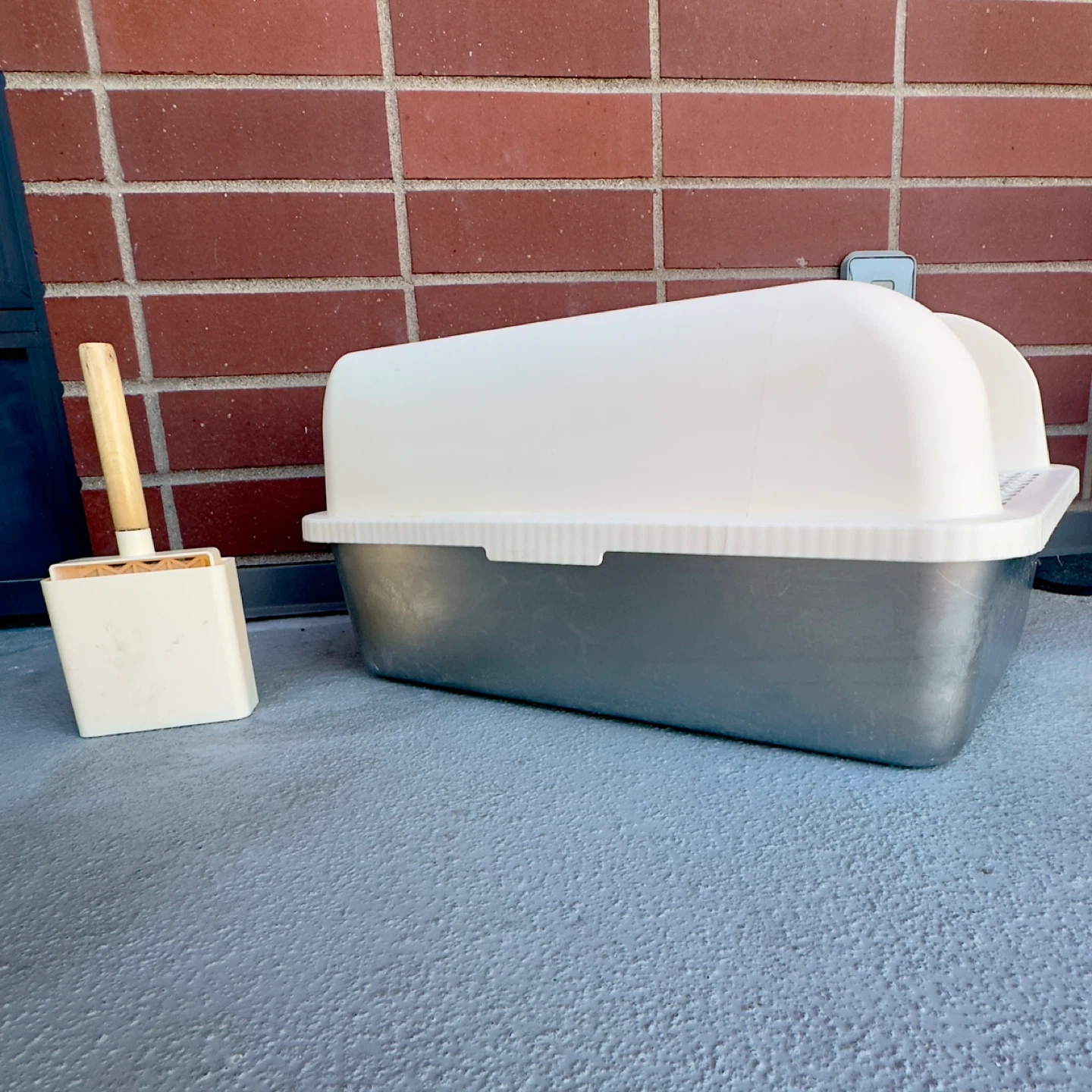 Covered Cat Litter Box with Scoop - photo 2