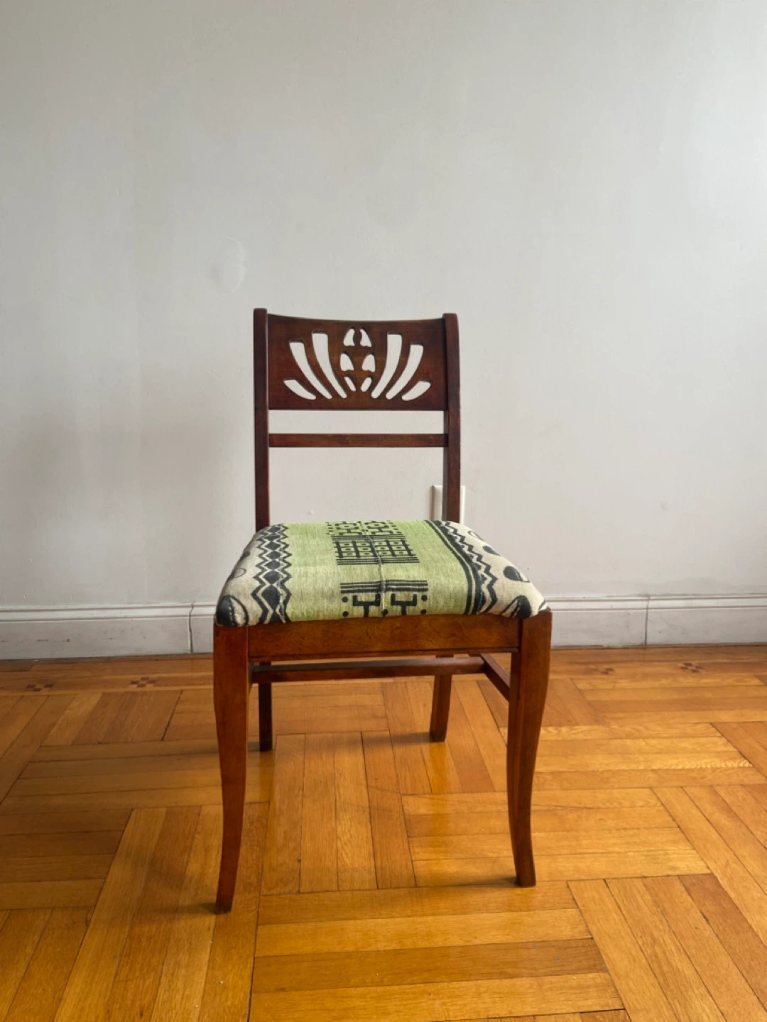 Wooden lotus chair with cowery shells - photo 3