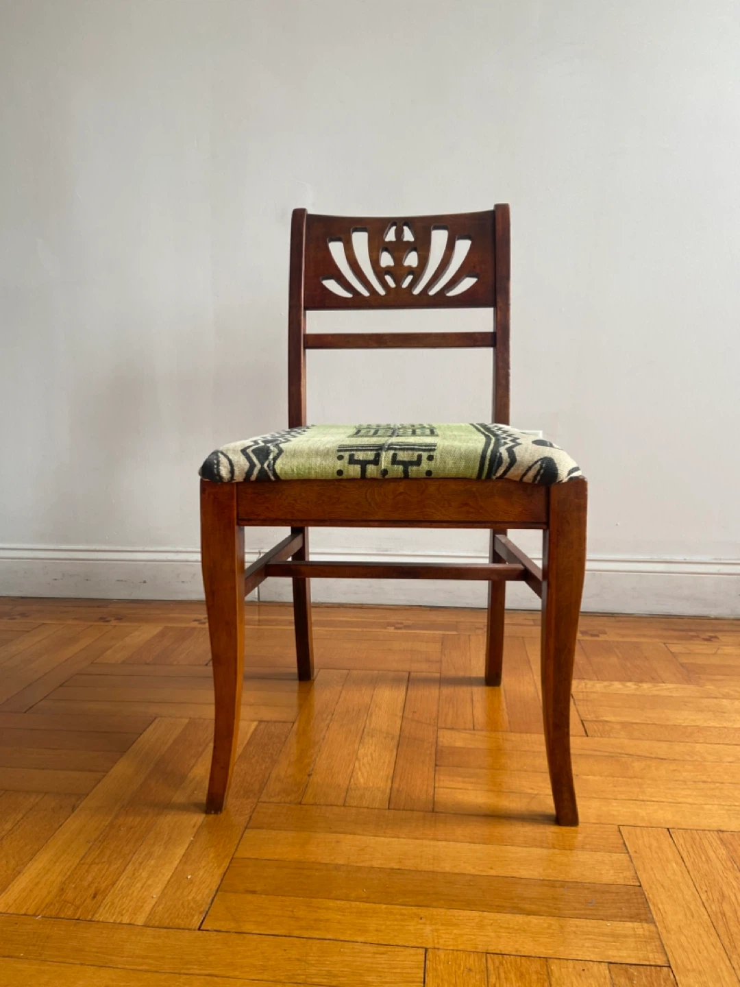 Wooden lotus chair with cowery shells - photo 2