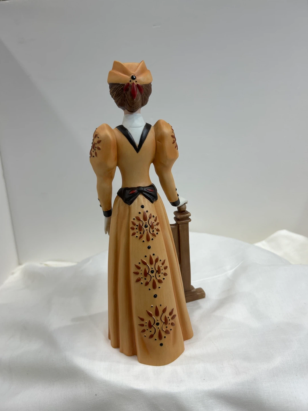 Vintage 2013 Avon Mrs Albee award  figurine - photo 5