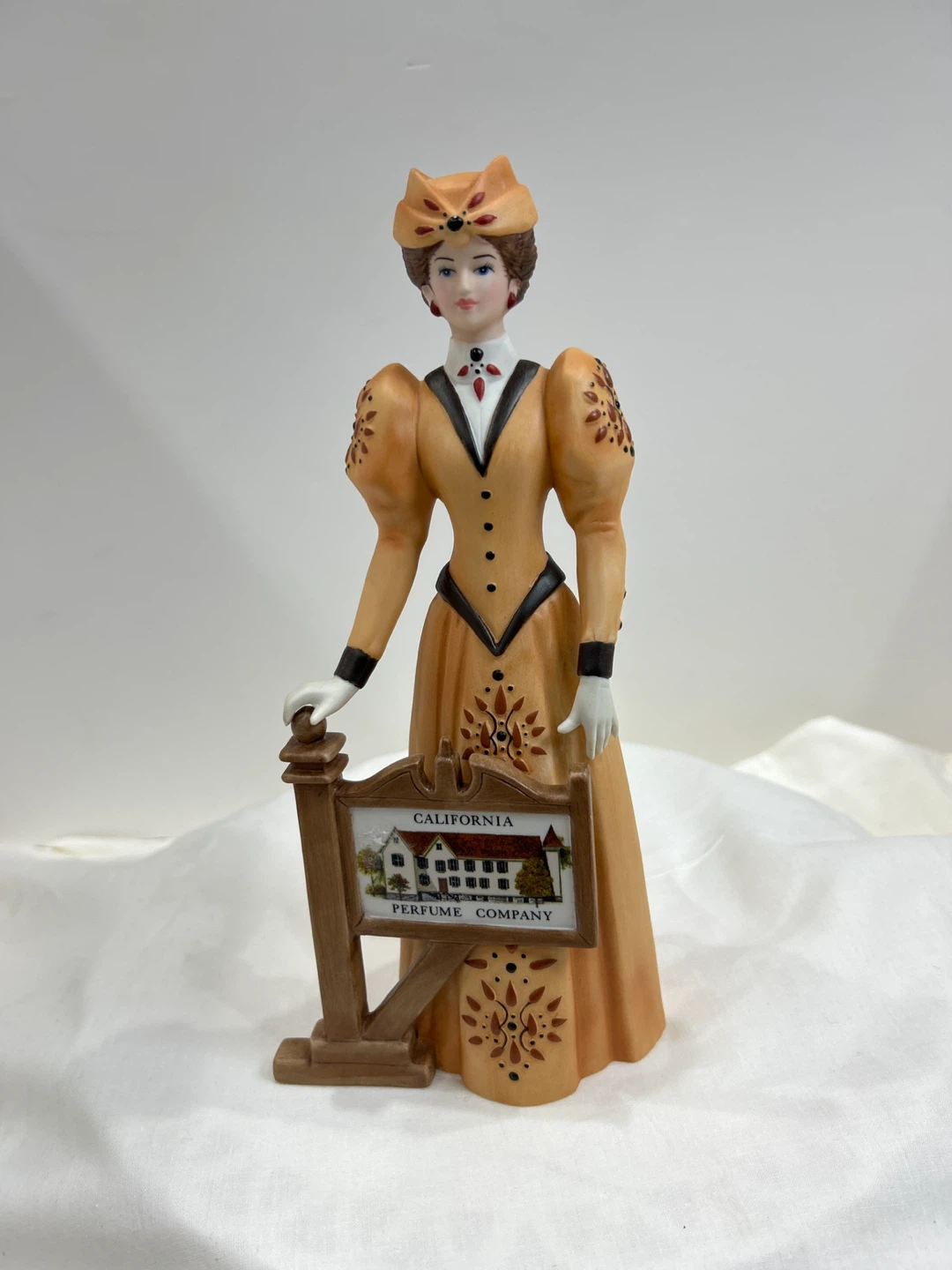 Vintage 2013 Avon Mrs Albee award  figurine