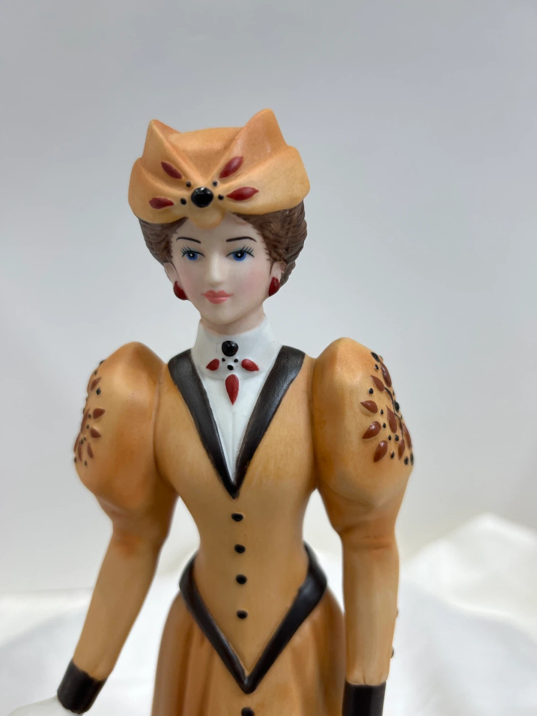 Vintage 2013 Avon Mrs Albee award  figurine - photo 2
