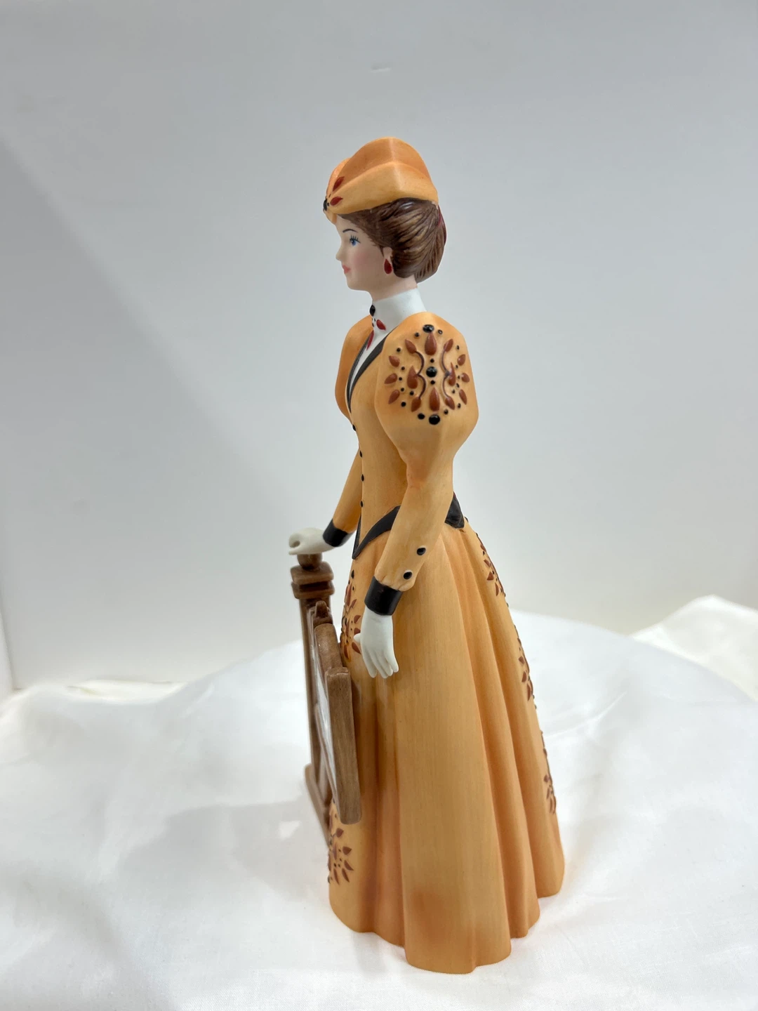 Vintage 2013 Avon Mrs Albee award  figurine - photo 4