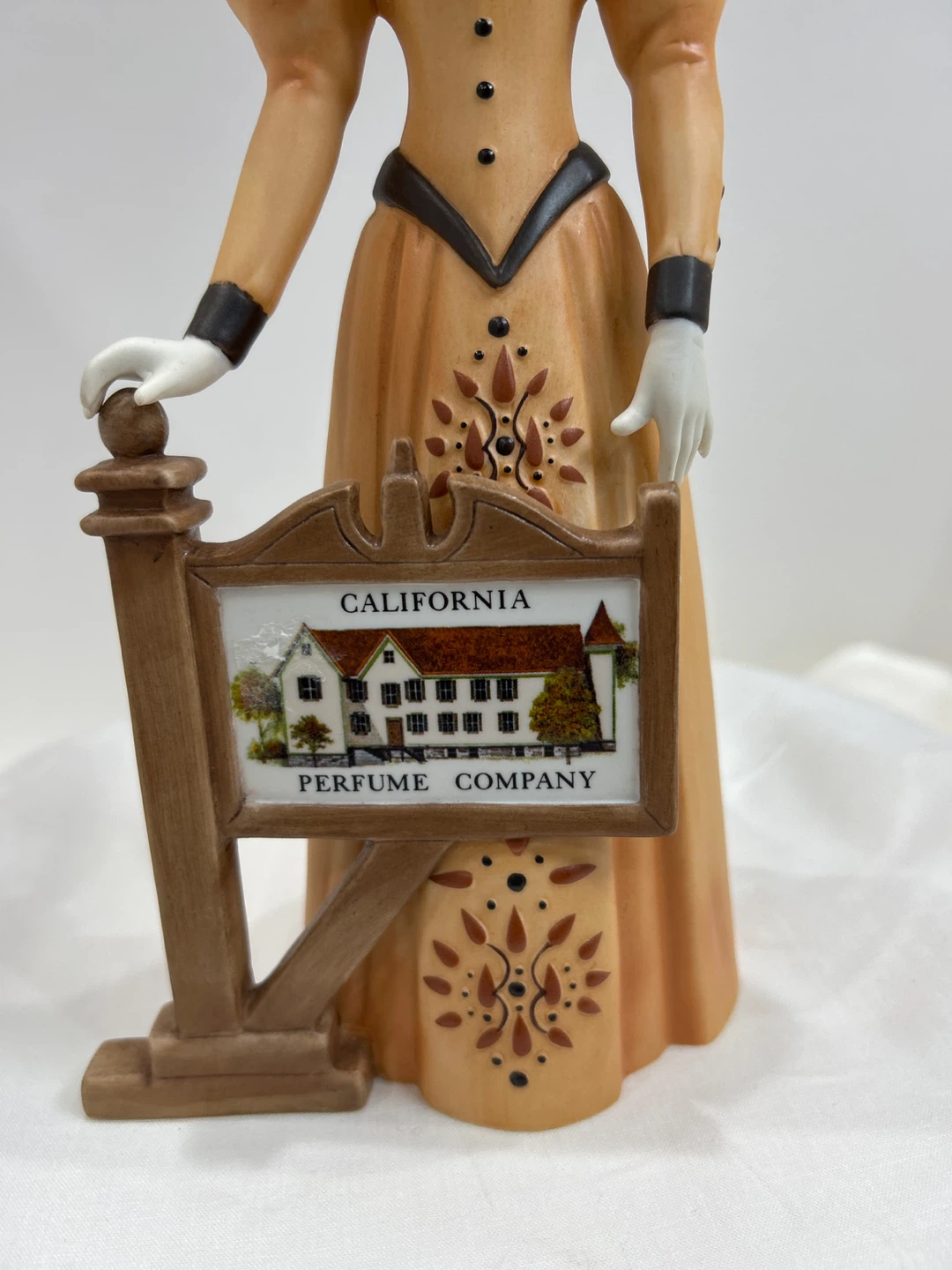 Vintage 2013 Avon Mrs Albee award  figurine - photo 3