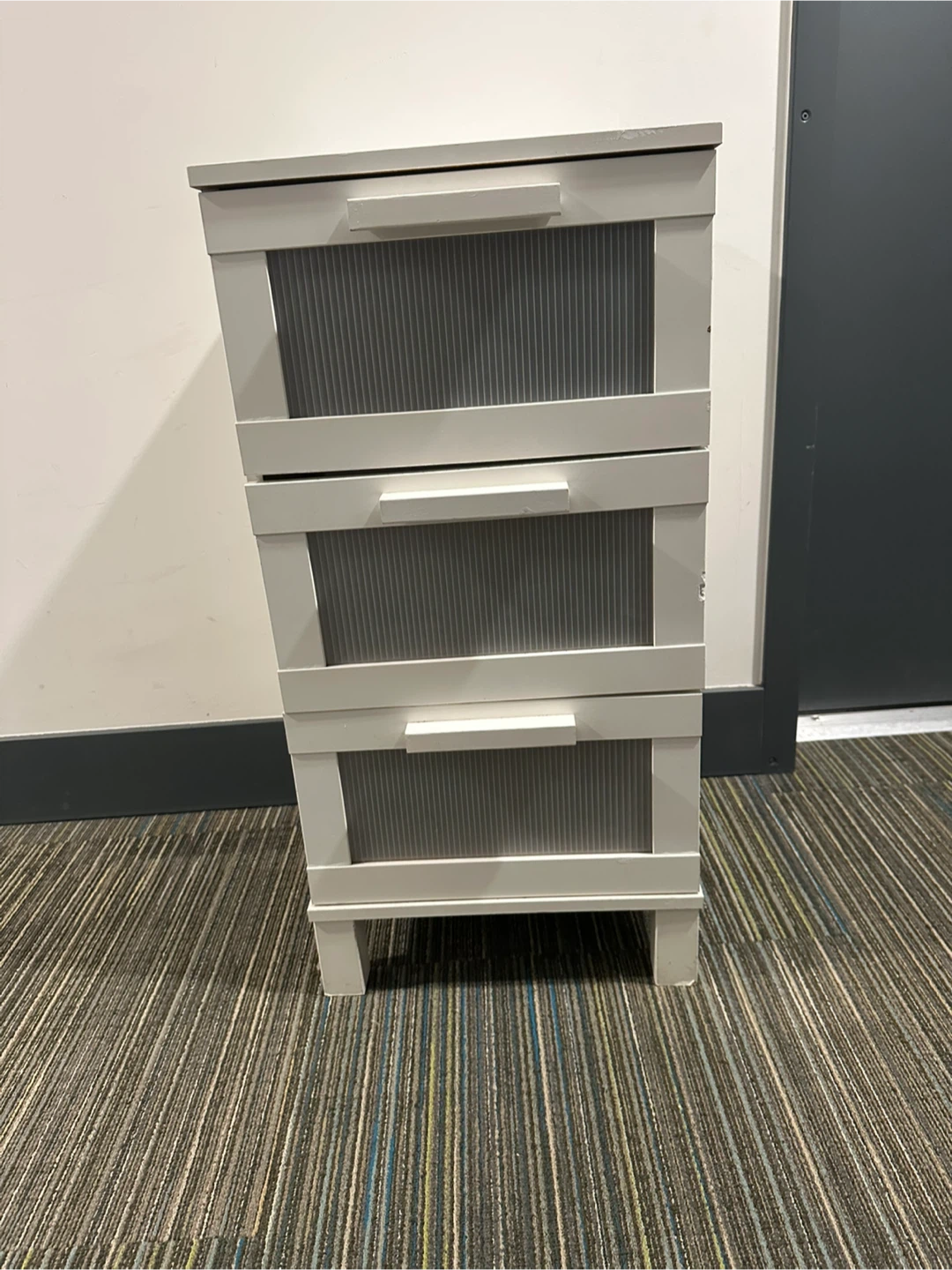 White 3 drawers dresser