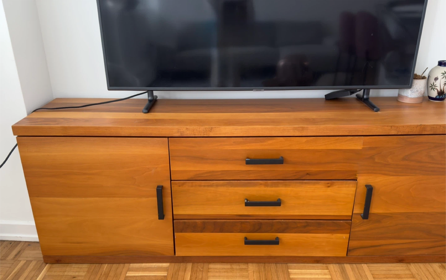 Moving Sale ! Walnut Sideboard buffet 3 drawers. - photo 4
