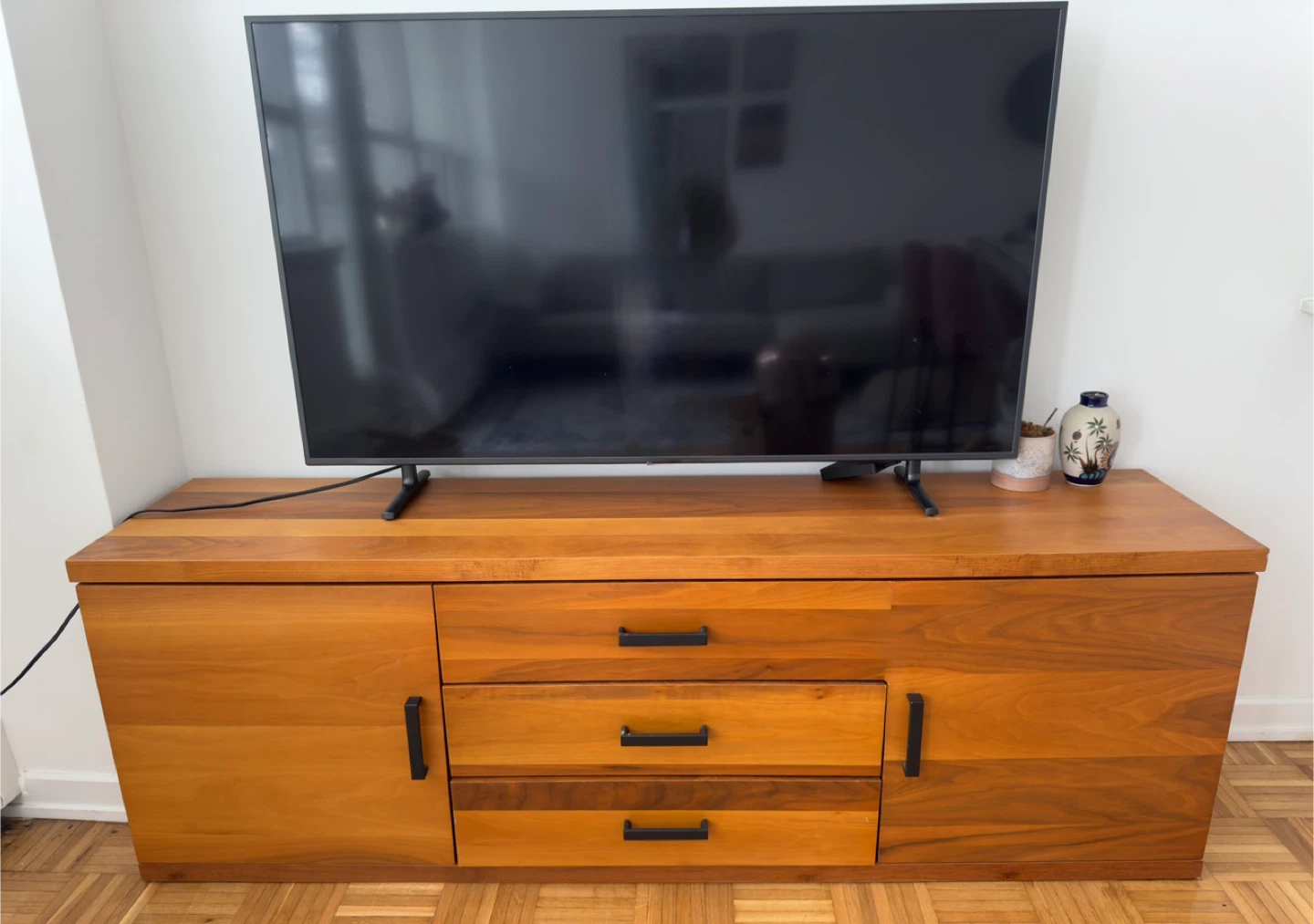 Moving Sale ! Walnut Sideboard buffet 3 drawers. - photo 3