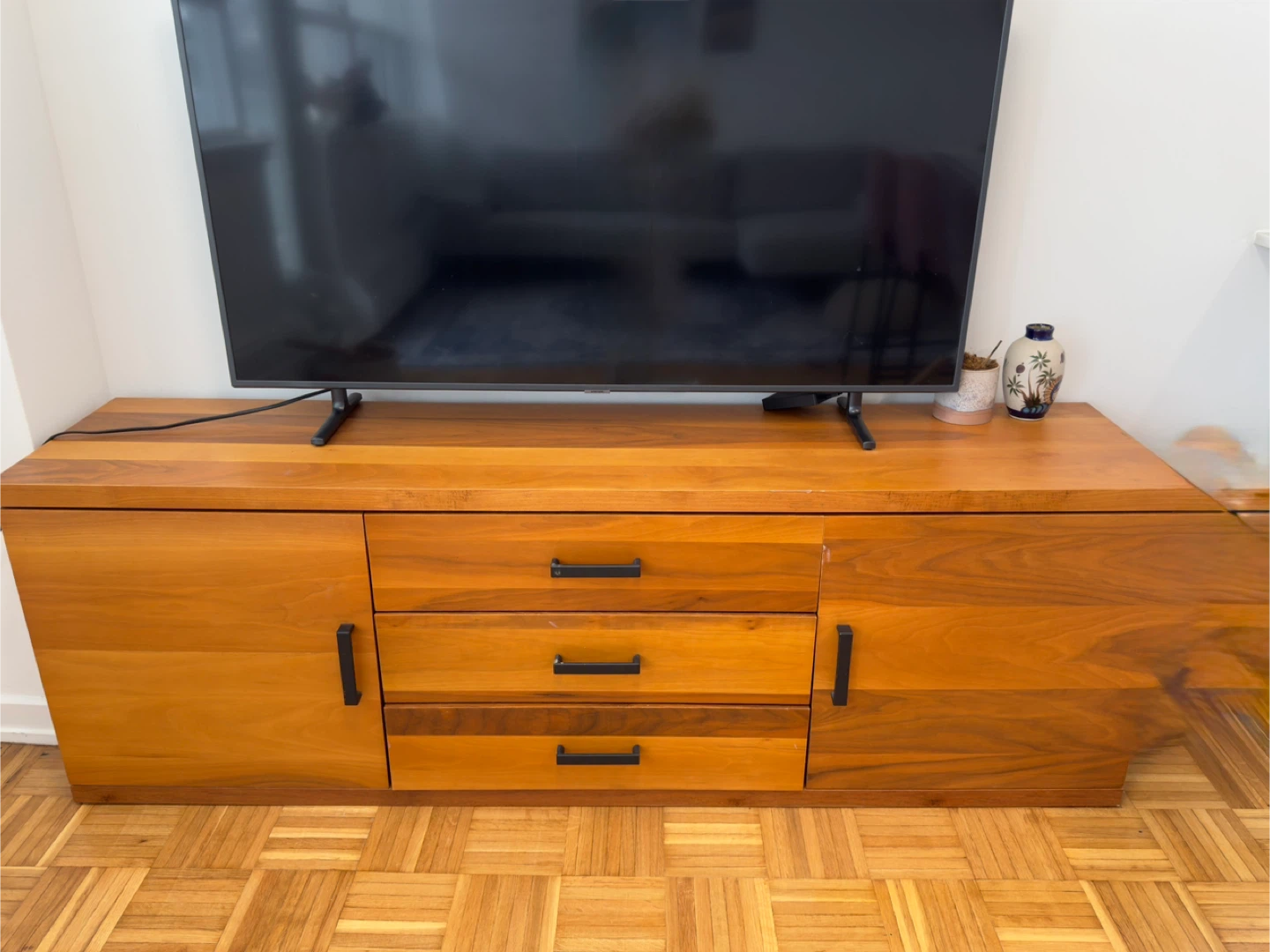 Moving Sale ! Walnut Sideboard buffet 3 drawers. - photo 5