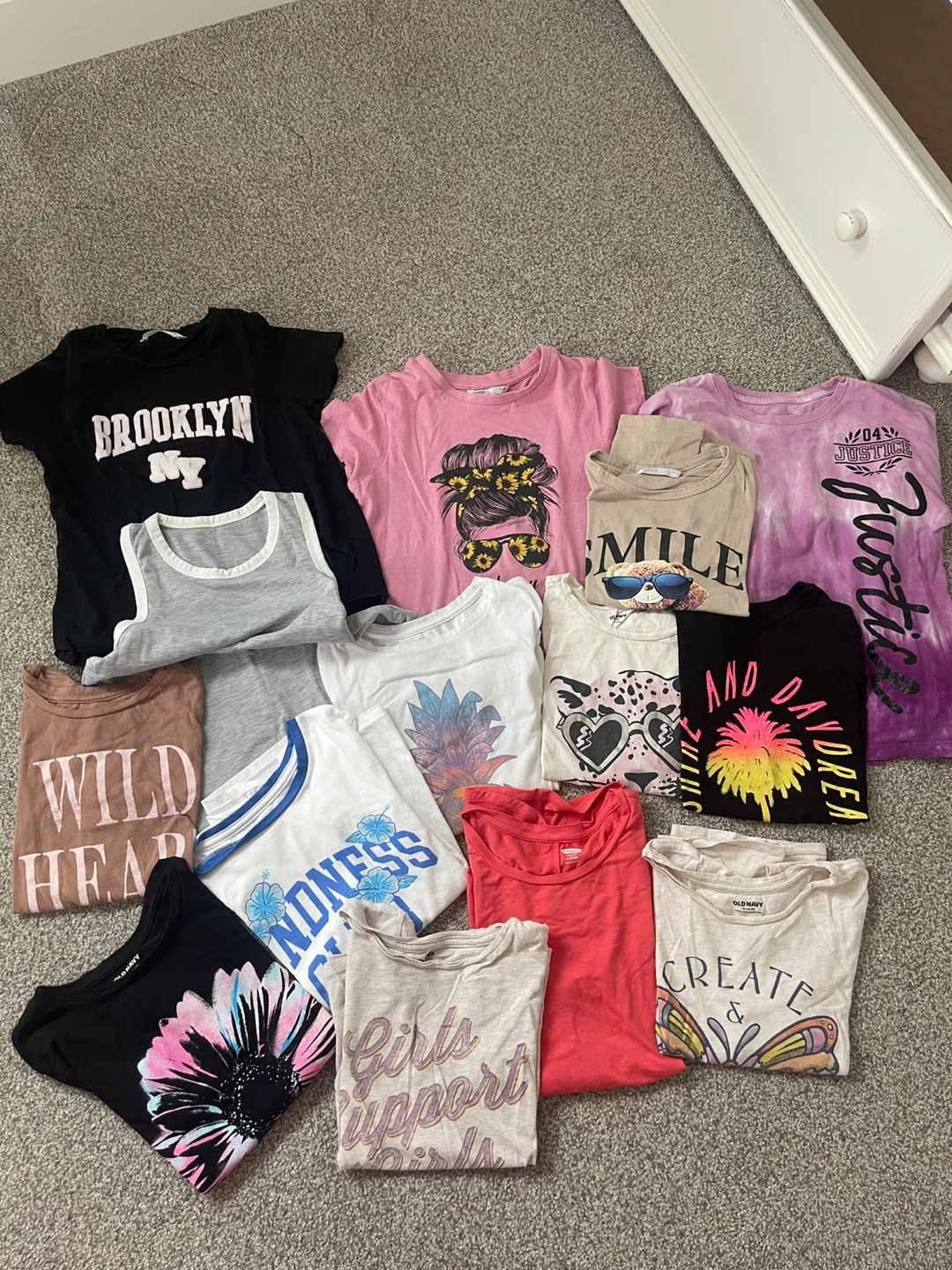 Kids clothes ranging from sizes m-xl 🏆