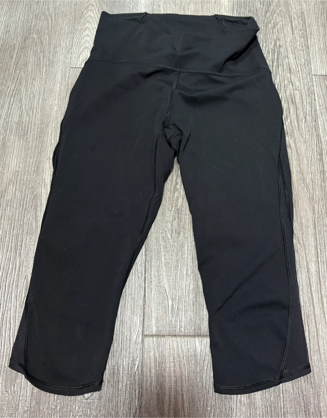 Lululemon crop with mesh side detail
