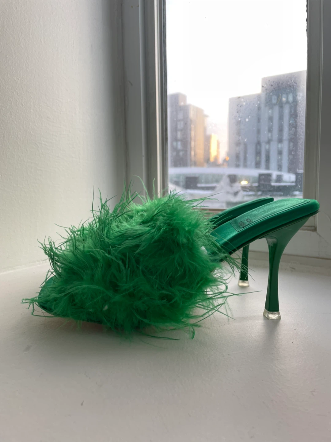 Jeffrey Campbell Sandales vertes à talons ornées de plumes