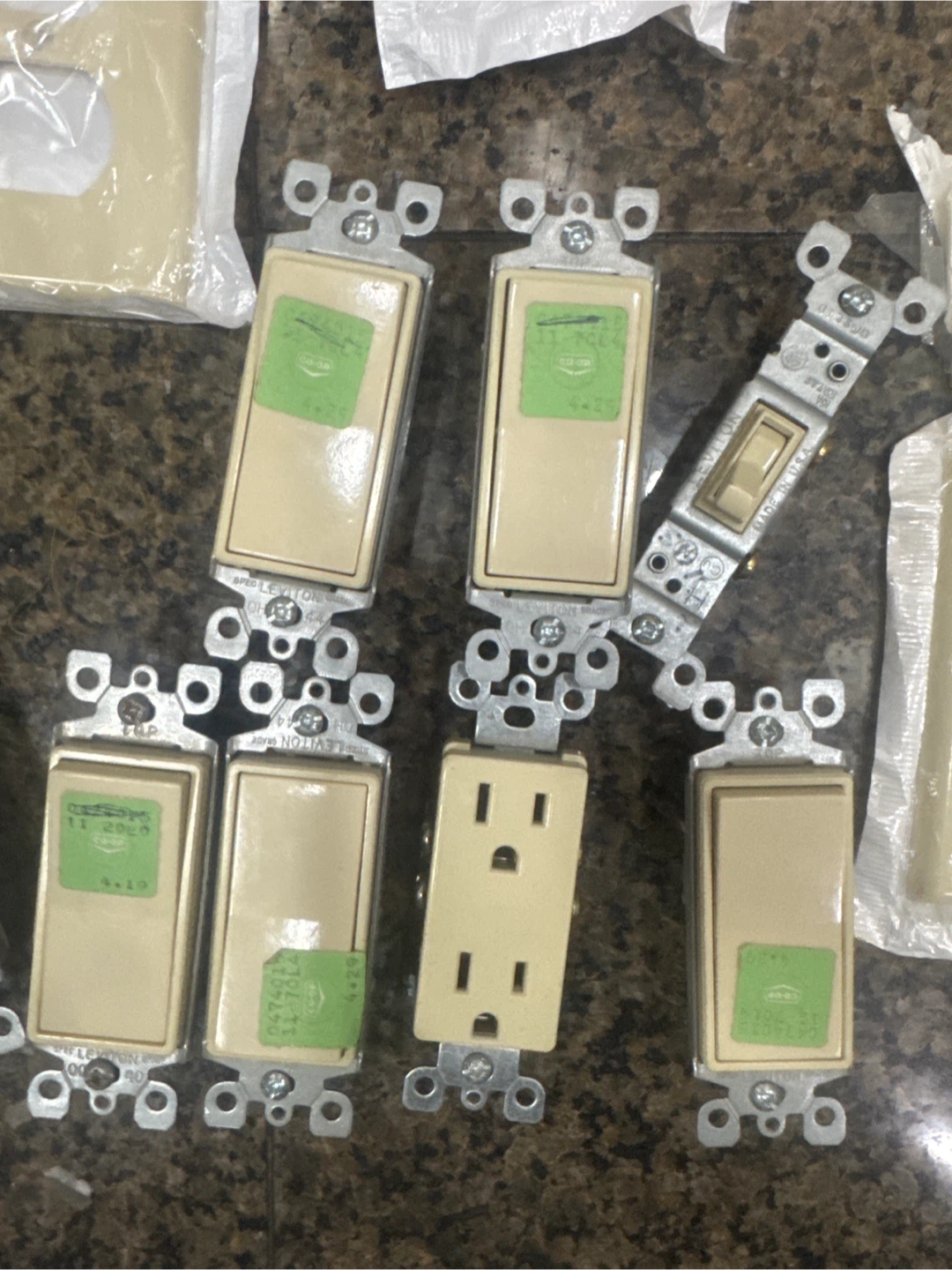 Assorted Light Switches and Outlet Covers 🏆 - photo 2