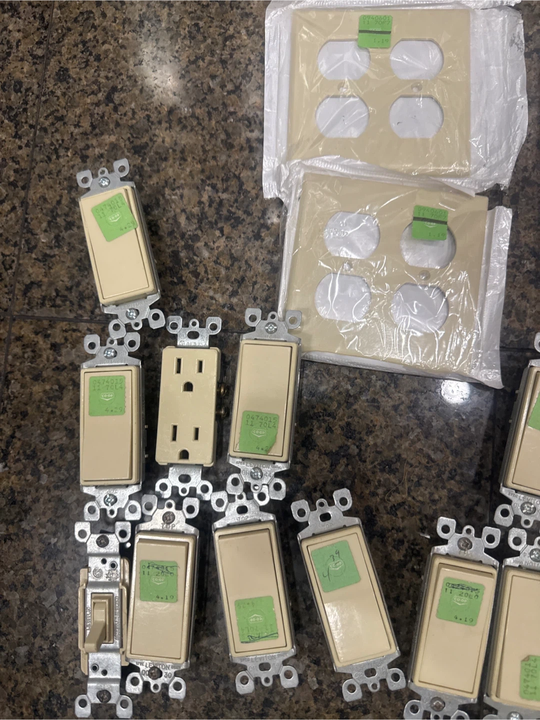 Assorted Light Switches and Outlet Covers 🏆 - photo 3