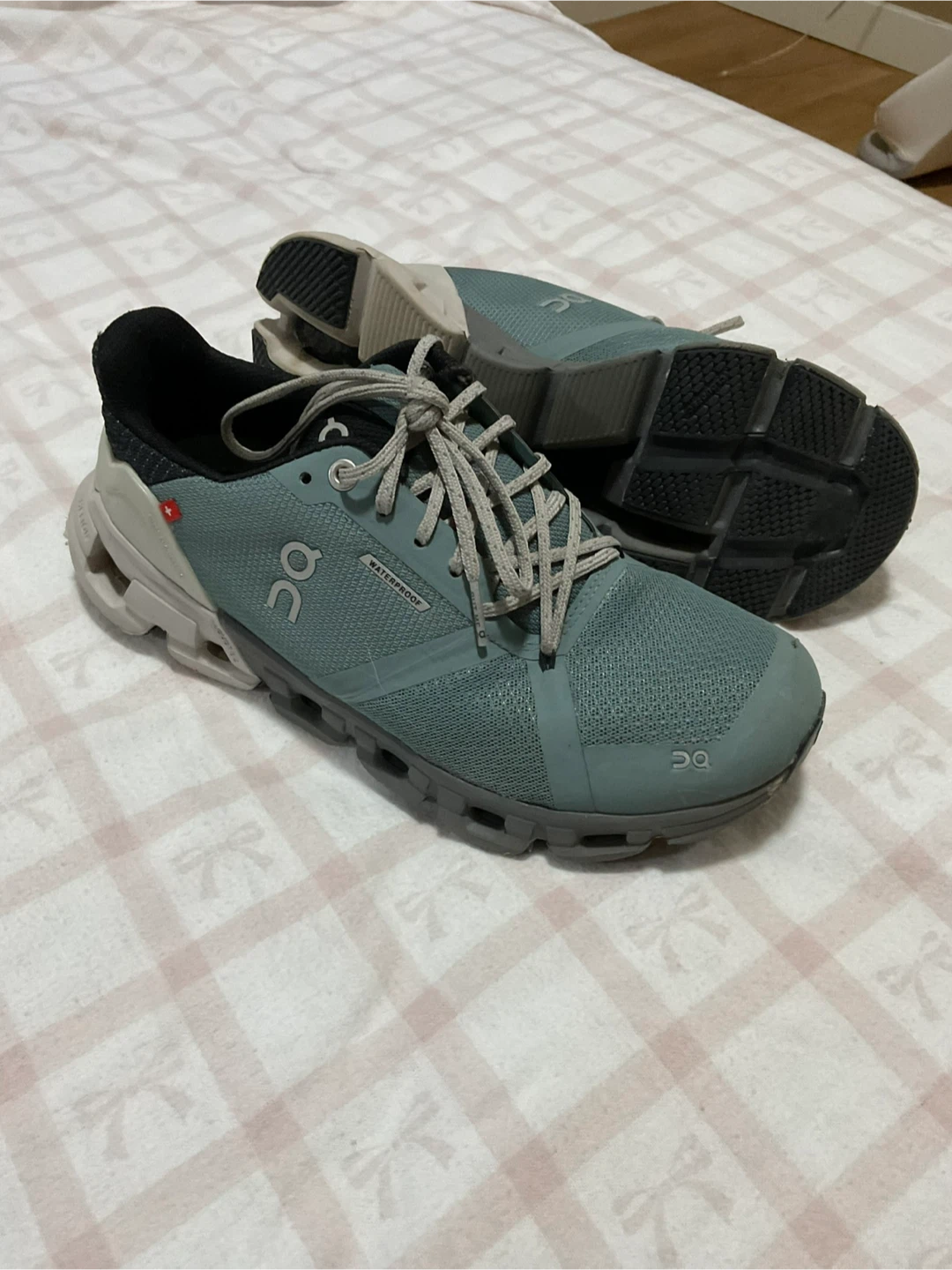 ON Cloud Waterproof Running Shoes (Helion)- W6.5